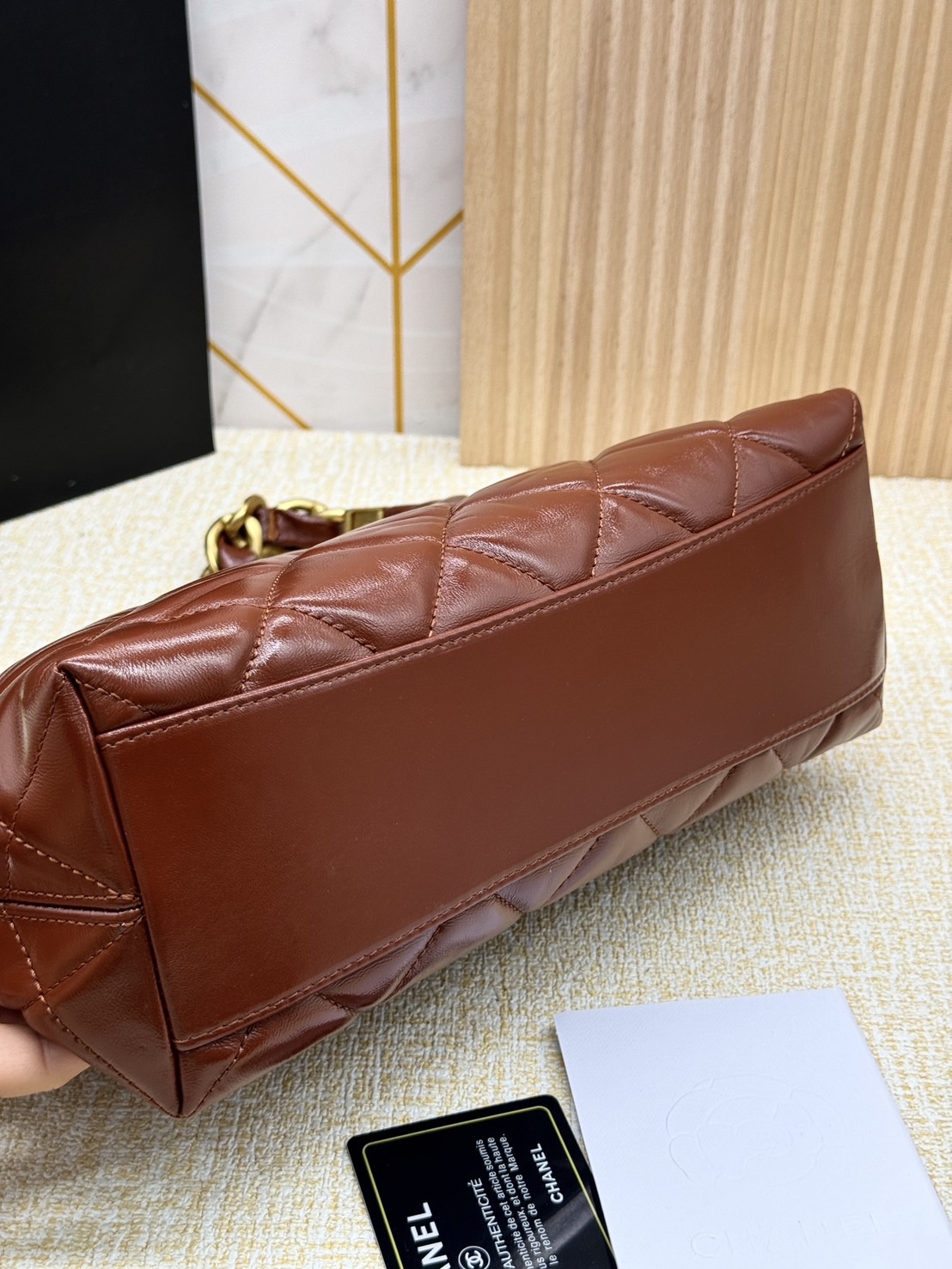 CHANEL HOBO BAG Shiny Leather & Gold-Tone Metal 26cm กระเป๋าทรงโฮโบ ดีไซส์สวยเรียบหรู เกรดออริ สลับแท้ 1:1 ใช้งานต่างประเทศได้