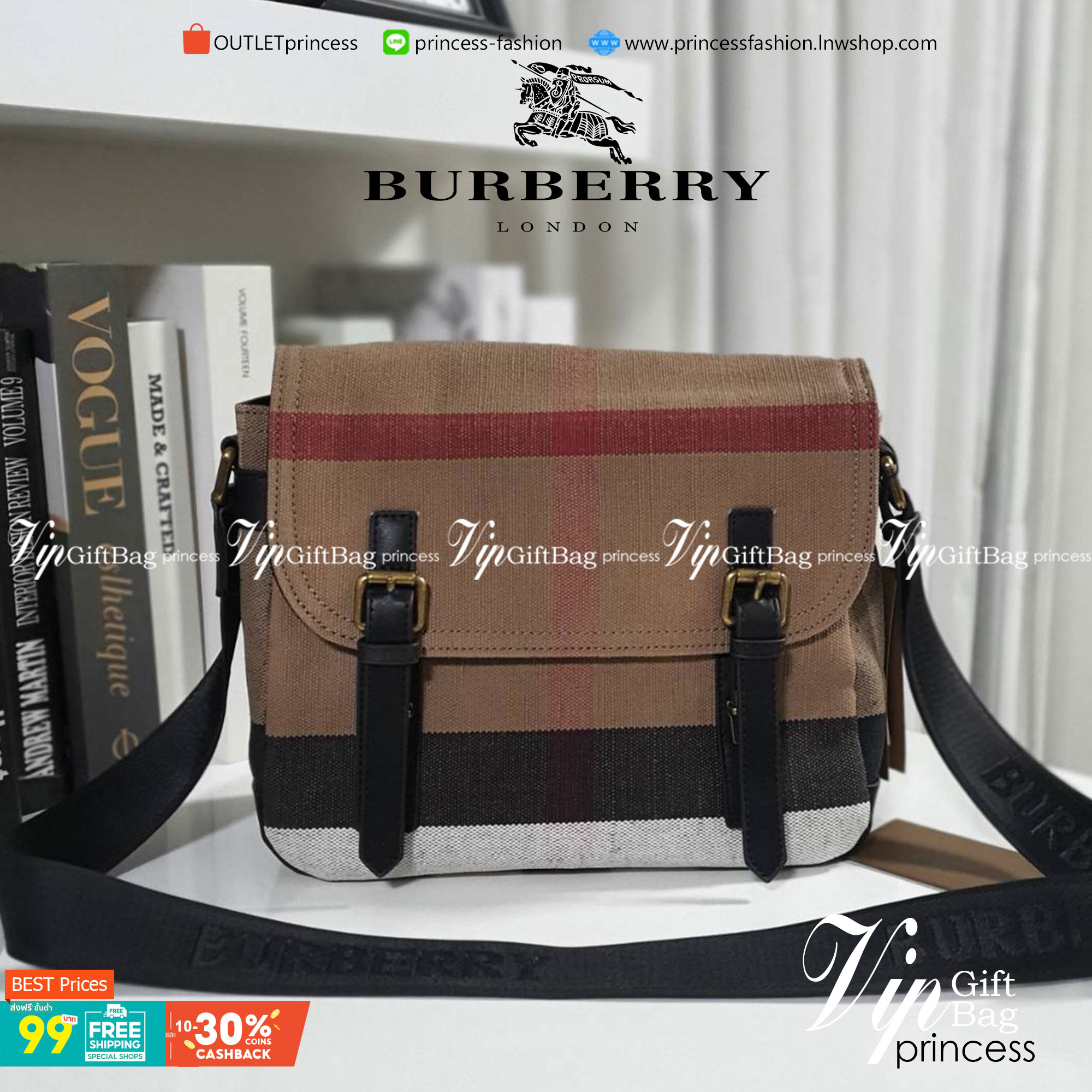 พร้อมเป็นของขวัญ มอบให้คุณผู้ชายแล้วค่ะ สำหรับ BURBERRY MASSENGER VINTAGE BAG VIP GIFT WITH PURCHASE (GWP) พรีเมี่ยมกิ๊ฟ Limited Edition จากBURBERRY วัสดุผ้าแคนวาสโทนสีสุภาพ คลาสสิค ด้ายหลังมีช่องกระดุมใหญ่ ตัวกระเป๋าเปิดปิดด้วยตัวล็อค ภายในมีช่องแยก2ช่อง