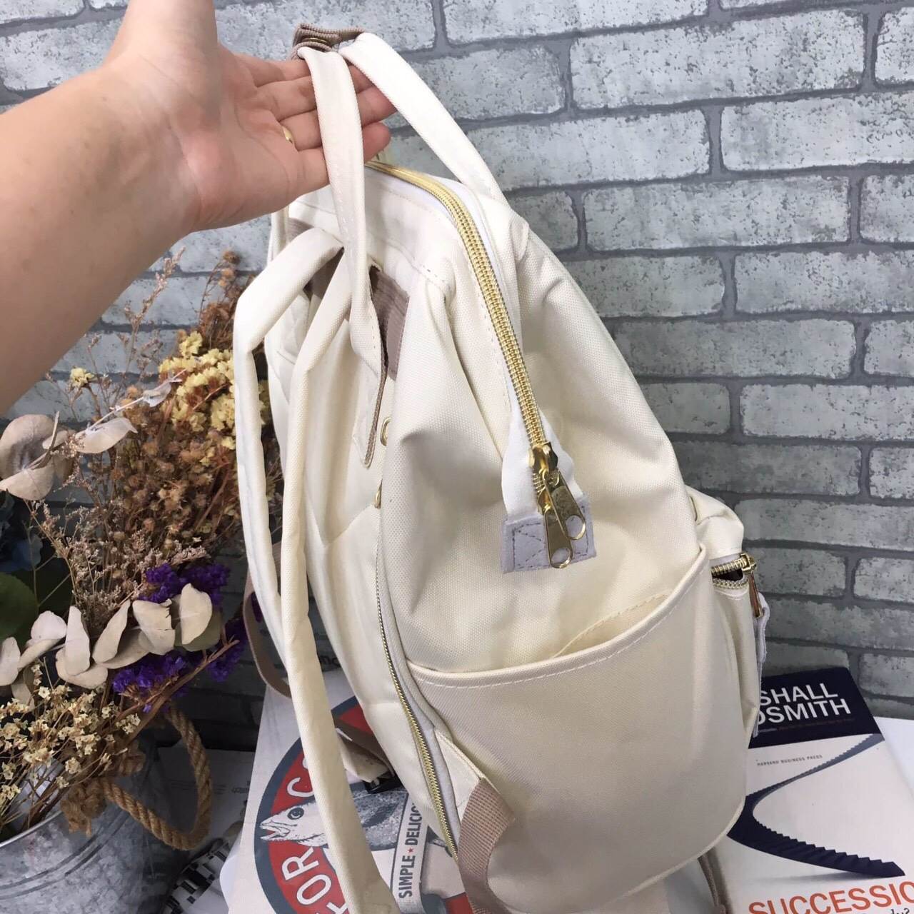 รุ่นขายดีค่า Sun earth & U รุ่นหมี Benjamin รุ่น Classic (Canvas ใบใหญ่) by anello Anello อัพเดทเทรนด์กระเป๋าที่กำลังมาแรงในตอนนี้ หลังจากที่หลายคนกำลังนิยมใช้กระเป๋าสุดฮิต อย่าง Anello จากประเทศญี่ปุ่นตอนนี้ทางแบรนด์ได้เพิ่มคอลเลคชั่นใหม่ขึ้นชื่อว่า Sun 