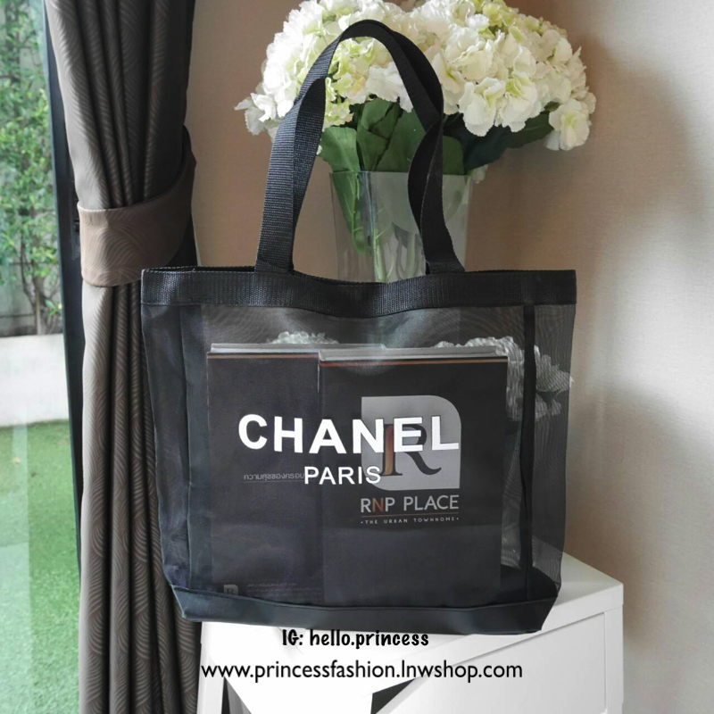 สาวๆ style minimal ห้ามพลาด! Chanel Black Mesh Tote Bag กระเป๋าแบรนด์ชาแนล ของแท้ (ไม่ใช่งานเลียนแบบ) ทำจาก 100% Polyester Mesh ใบขนาดพอดี รุ่นนี้ตัวสายทำจากผ้า ด้านหน้าสกรีนชื่อแบรนด์ น้ำหนักเบา สะพายไหล่ได้ ดีไซน์เก๋ ใส่หนังสือ ใส่แฟ้มเอกสาร ipad ได้สบา