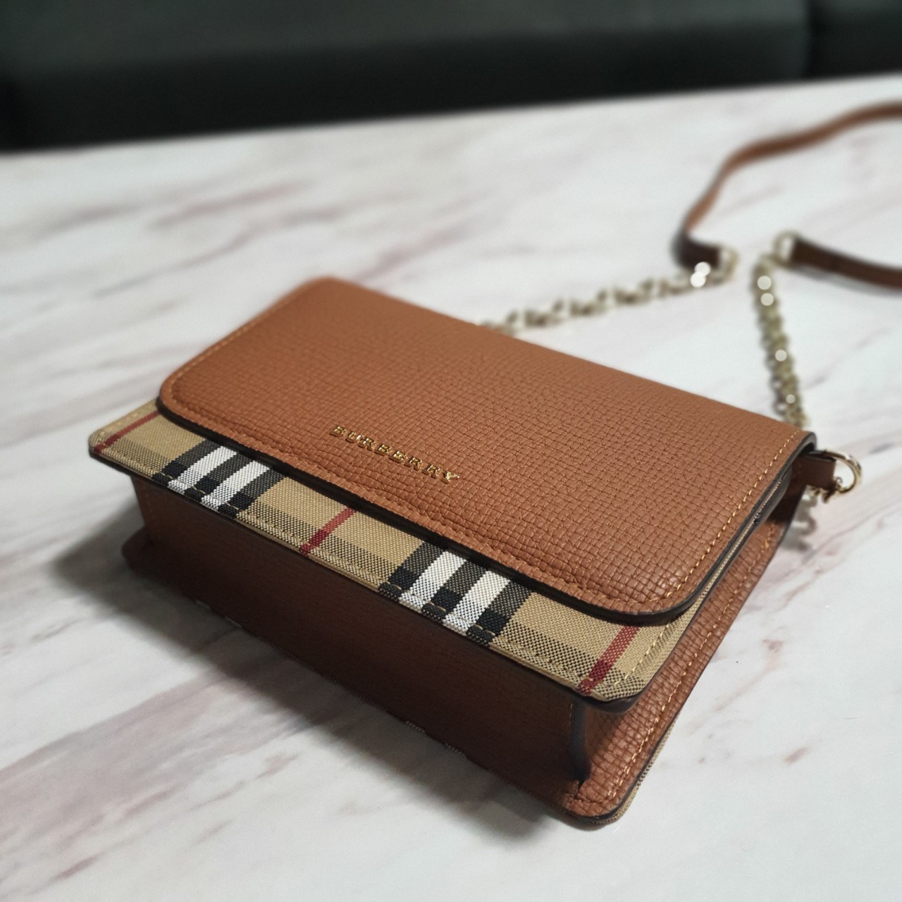พรีเมี่ยมกิ๊ฟแท้ 100% 】BURBERRY CROSSBODY BAG กระเป๋าสะพายพรีเมี่ยมกิ๊ฟรุ่นใหม่ล่าสุด Limited จาก BURBERRY Perfume DutyFree ตัวกระเป๋าอยู่ทรงสวย วัสดุทำจากหนังสลับผ้าลายแบรนด์