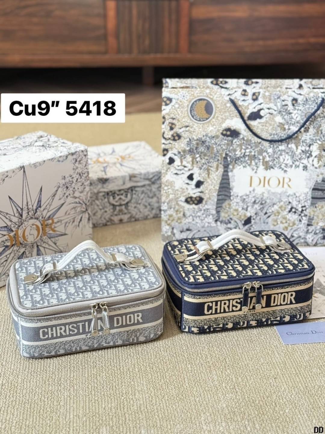 กระเป๋าใส่เครื่องสำอางใบกลาง จุของได้เยอะ มาพร้อมกับลวดลาย Oblique ปักอย่างประณีตและประดับด้วยสัญลักษณ์ Christian Dior Paris มาพร้อมสายสะพายและหูจับในตัว ปรับเปลี่ยนใช้งานได้ตามสไตล์ บอกเลยว่าไอเท็มนี้ฮอตมาก สาวๆห้ามพลาดเด็ดขาดเลยจ้า