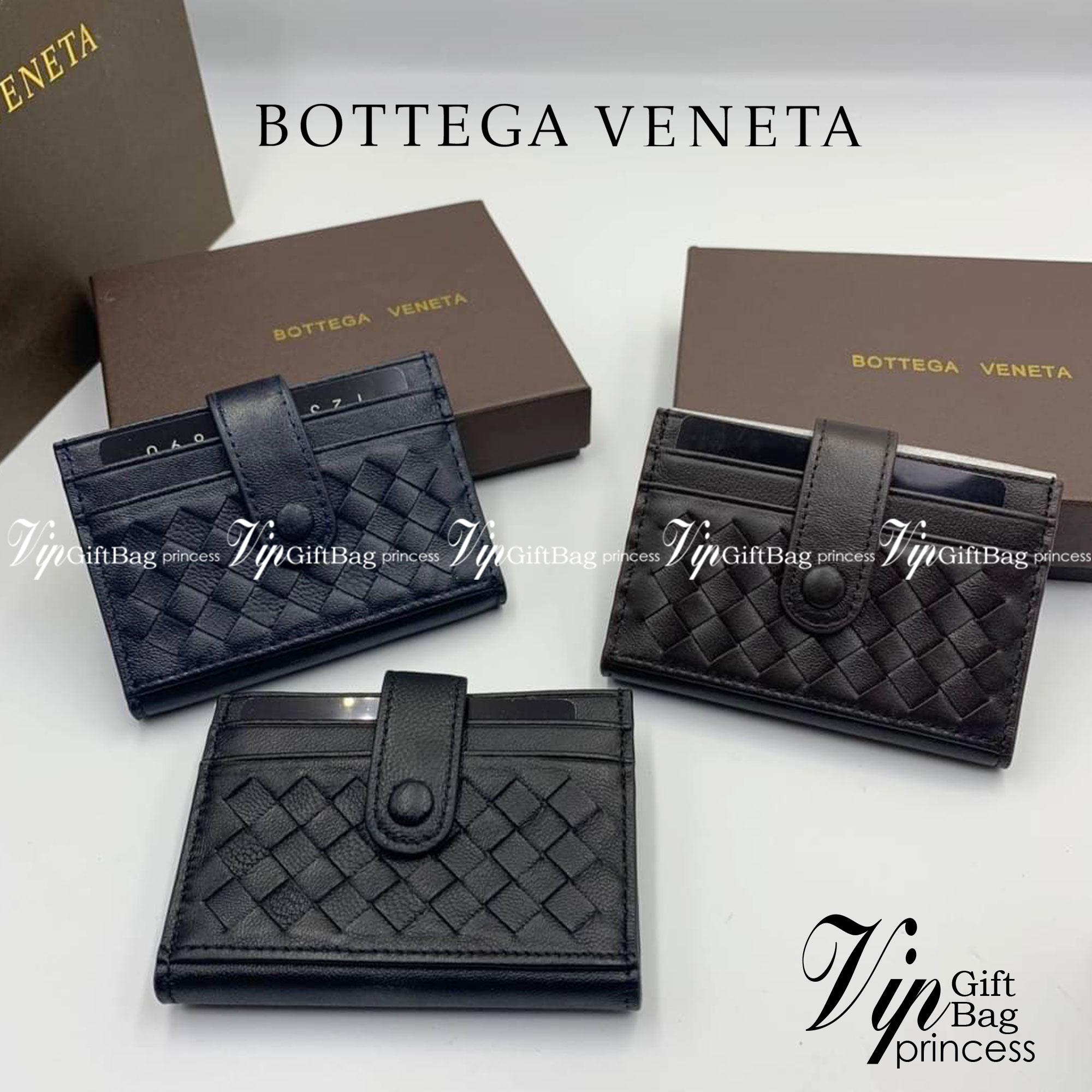 หนังแท้ BOTTEGA VENETA CARD HOLDER BI-FOLD / BV Card Holder พร้อมส่งที่ไทย กระเป๋าใส่บัตร 2 พับ รุ่นคลาสสิกที่หยิบมาใช้งานได้บ่อยที่สุด งานหนังลูกวัวแท้ทั้งใบ ใช้ทนทานได้นาน ใช้ทนทานได้นานภาพสินค้าถ่ายจากงานขายจริง ใช้งานต่างประเทศได้ค่ะ
