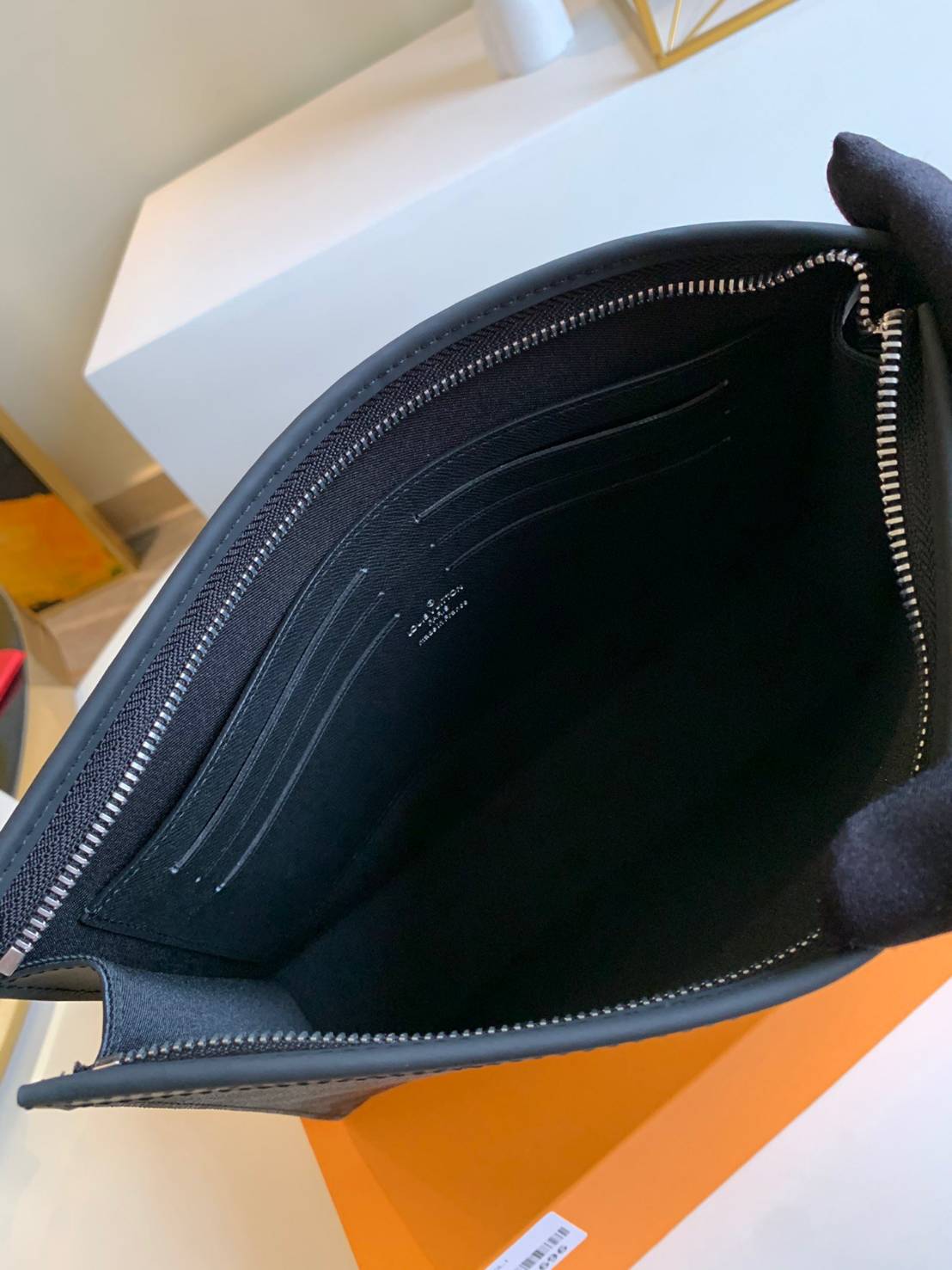 หนังแท้ LOUIS VUITTON POCHETTE VOYAGE MM พร้อมส่งที่ไทย LV CLUTCH รุ่นขายดีตลอดกาล งานหนังแท้เกรดออริจินอล ภาพสินค้าถ่ายจากงานขายจริงค่ะ