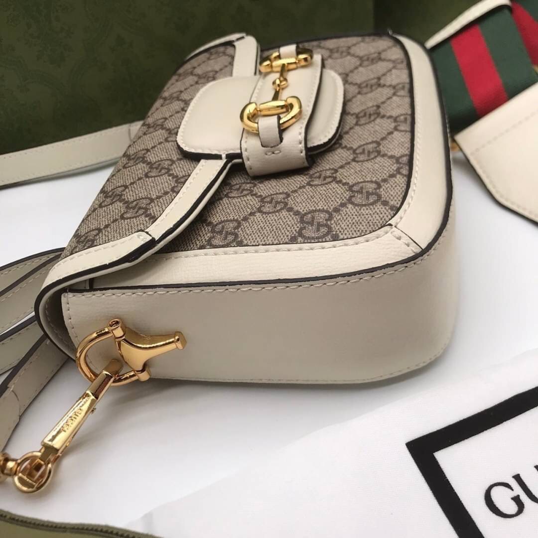 VIP GIFT 】หนังแท้ GUCCI Horsebit 1955 mini bag GG Supreme canvas ที่สุดของรุ่นที่ฮอตหนักมาก คอลเลคชั่นที่ยอดขายดีตั้งแต่วันแรกที่ลง shop ด้วยรูปทรงที่กะทัดรัด ตอบโจทย์ได้ทุกลุค ทุกไลฟ์สไตล์ ใช้งานได้ง่ายคล่องตัว เรียกได้ว่าใครไม่มีได้ยังไง สวยขนาดนี้!!