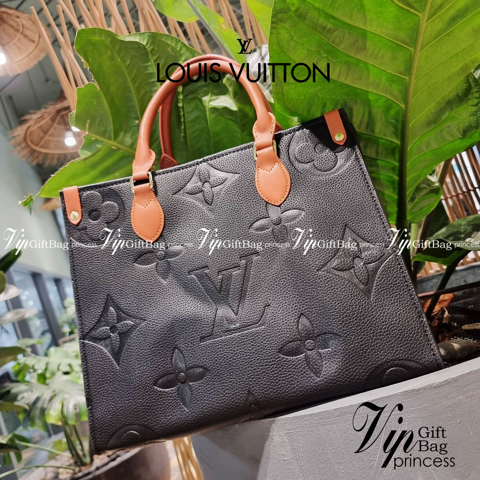 LV crossbody tote bag / LV Shopping Bag ดีไซน์สวยคม สมราคา ดูแพงไปอีก ด้วยดีเทลลายของหนัง crossgrain กระเป๋าทรงโท้ทคลาสสิค ผู้ดียืนหนึ่ง โทนสีใช้งานง่าย แมทช์ได้ทุกลุค มาพร้อมหูจับในตัว แบบหูหิ้ว และหูยาวสำหรับสะพายไหล่ เก๋มาก ชิคมาก ภายในโล่งกว้างมาก มีอ