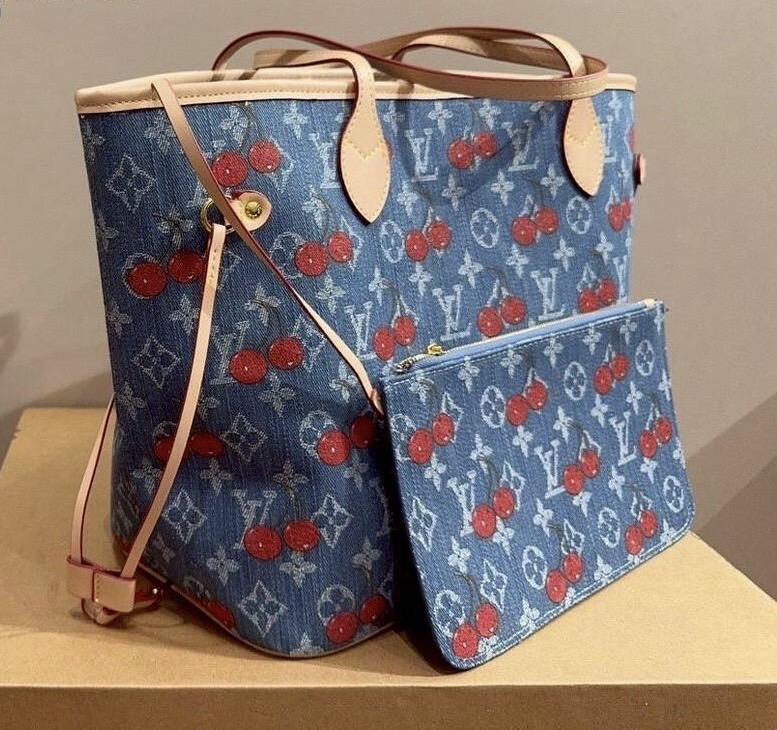 LV Neverfull MM Monogram cherry denim 32cm กระเป๋าสะพายทรงโท้ทช้อปปิ้งใบใหญ่ โดดเด่นมีชีวิตชีวา ด้วยเดนิมวินเทจปักลายเชอร์รี่สีสันสดใสสะดุดตาสะท้อนสไตล์ไอคอนิก