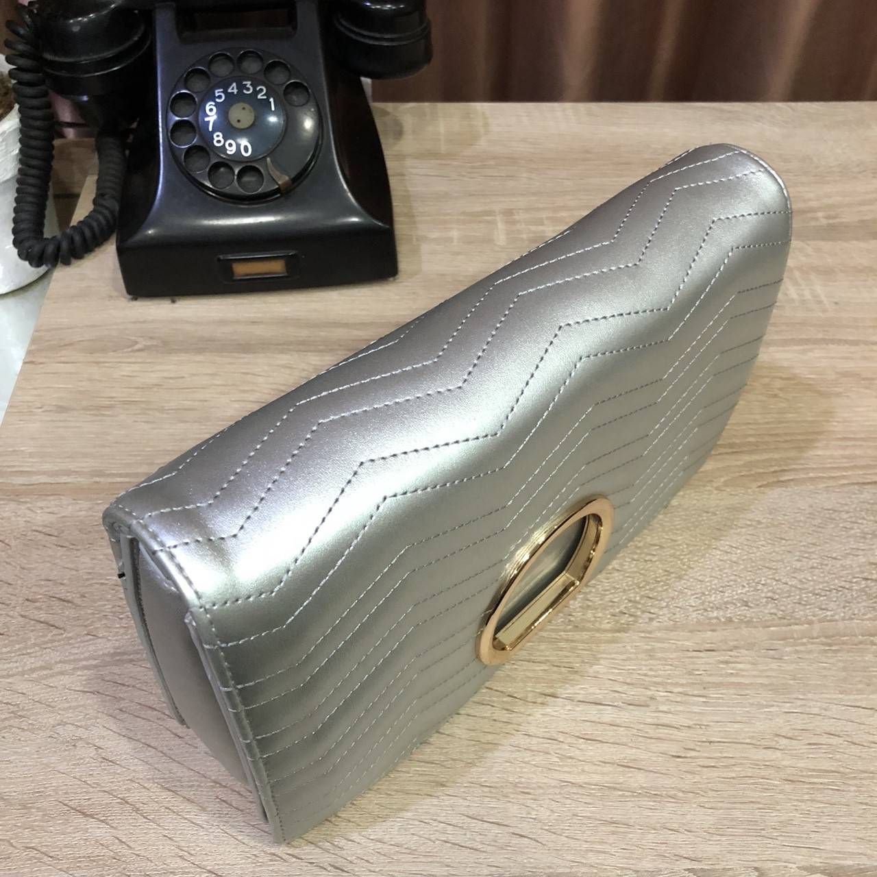 New 2018! PEDRO METAL DETAIL SHOULDER BAG กระเป๋าสะพายทรง คลัช ขนาดกำลังดี ดูหรูหรา หนังpuลายตะเข็บดีเทล สวยยค่ะ เปิด-ปิดด้วยแม่เหล็ก ภายในมี 2 ช่อง และช่องซิปเล็ก จุของได้เยอะ อยู่ทรงแข็ง สายสะพายมีที่รองบ่า จะสะพายหรือสายสามารถเก็บแล้วถือเป็นคลัชออกงาน 