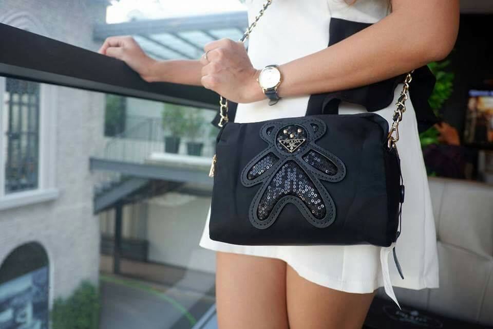 Prada crossbody bag with chair กระเป๋าเอนกประสงค์ จากแบรนด์ PRADA กระเป๋าผ้าไนล่อน ตามแบบฉบับของแบรนด์ มีสายยาวให้ ถอดสายได้ค่ะ (สายปรับไม่ได้ค่ะ) จะสะพายเป็น Shoulder bag หรือ crossbody ก็ได้ค่ะ ขนาดกำลังน่ารัก น้ำหนักเขา ใส่ i8+ ได้ค่ะ อะไหล่ทองหรู คุ้ม