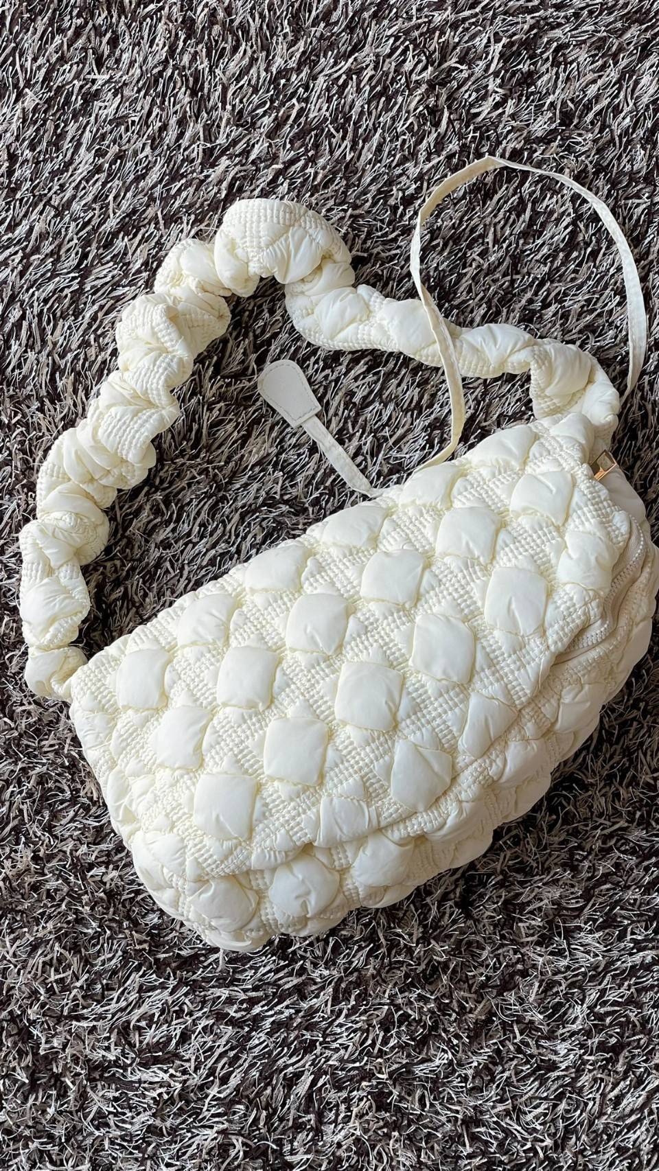 Cozy Shoulder Bag / Carlyn Bag 2022 สายแฟชั่นเกาหลีห้ามพลาด‼️ เป็นกระเป๋าที่กำลังได้รับความนิยมอย่างมากในเวลานี้ ถูกออกแบบมาให้มีลักษณะนุ่มนิ่มไม่ต่างจากพัฟเฟิลโค้ตหรือผ้านวม เลือกหยิบมาใช้ แมตช์เข้ากับคอสตูมได้ในแต่ละวัน