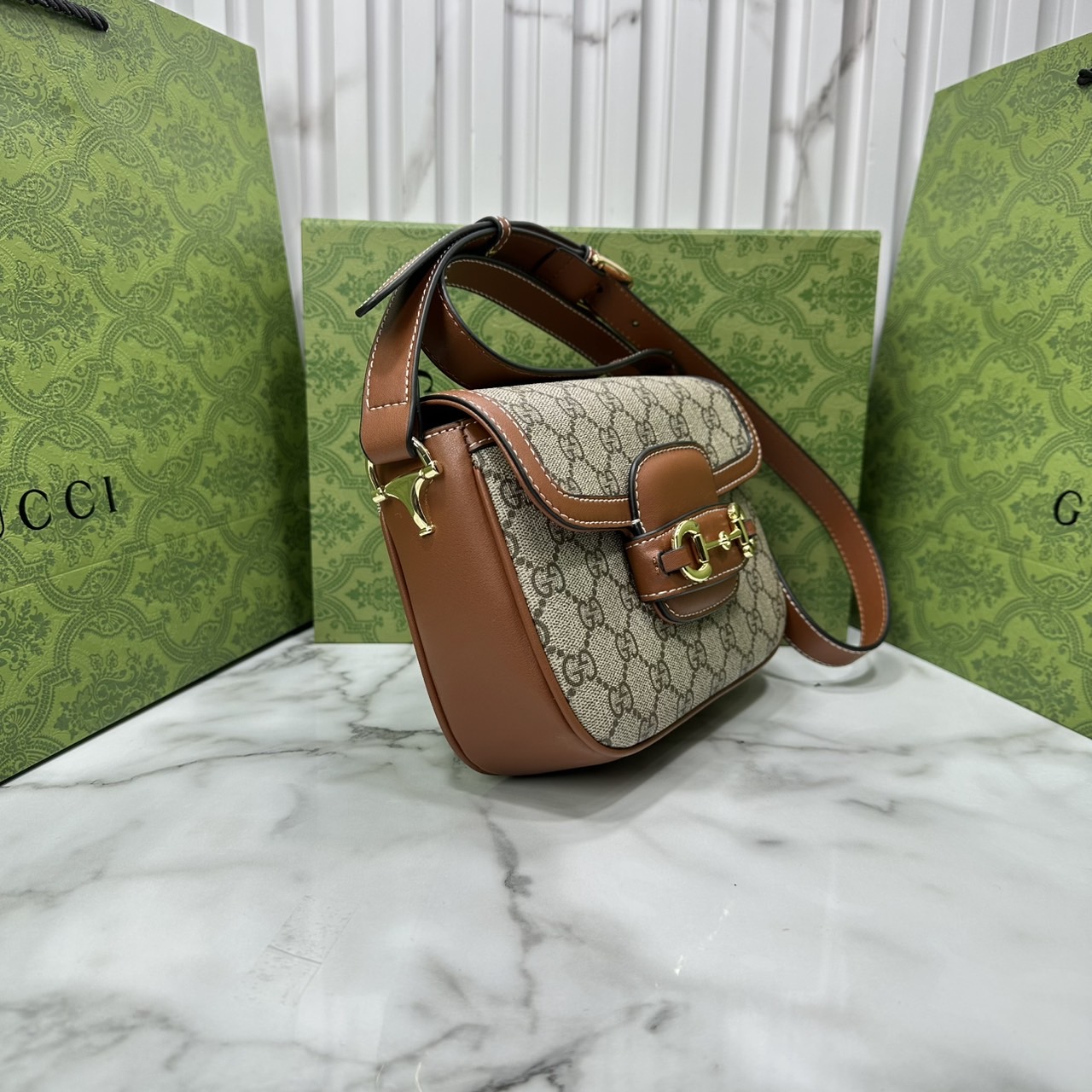 ORI หนังแท้ | 18cm Gucci Horsebit 1955 Soft small shoulder bag ปรับโฉมใหม่เรียบสวยหรู กระเป๋าสะพายไหล่/สะพายข้างทรงคลาสสิค สวยผู้ดี ดารา เซเลปใช้กันเพียบ สวยอยู่ทรงORI หนังแท้ | 18cm Gucci Horsebit 1955 Soft small shoulder bag ปรับโฉมใหม่เรียบสวยหรู กระเป