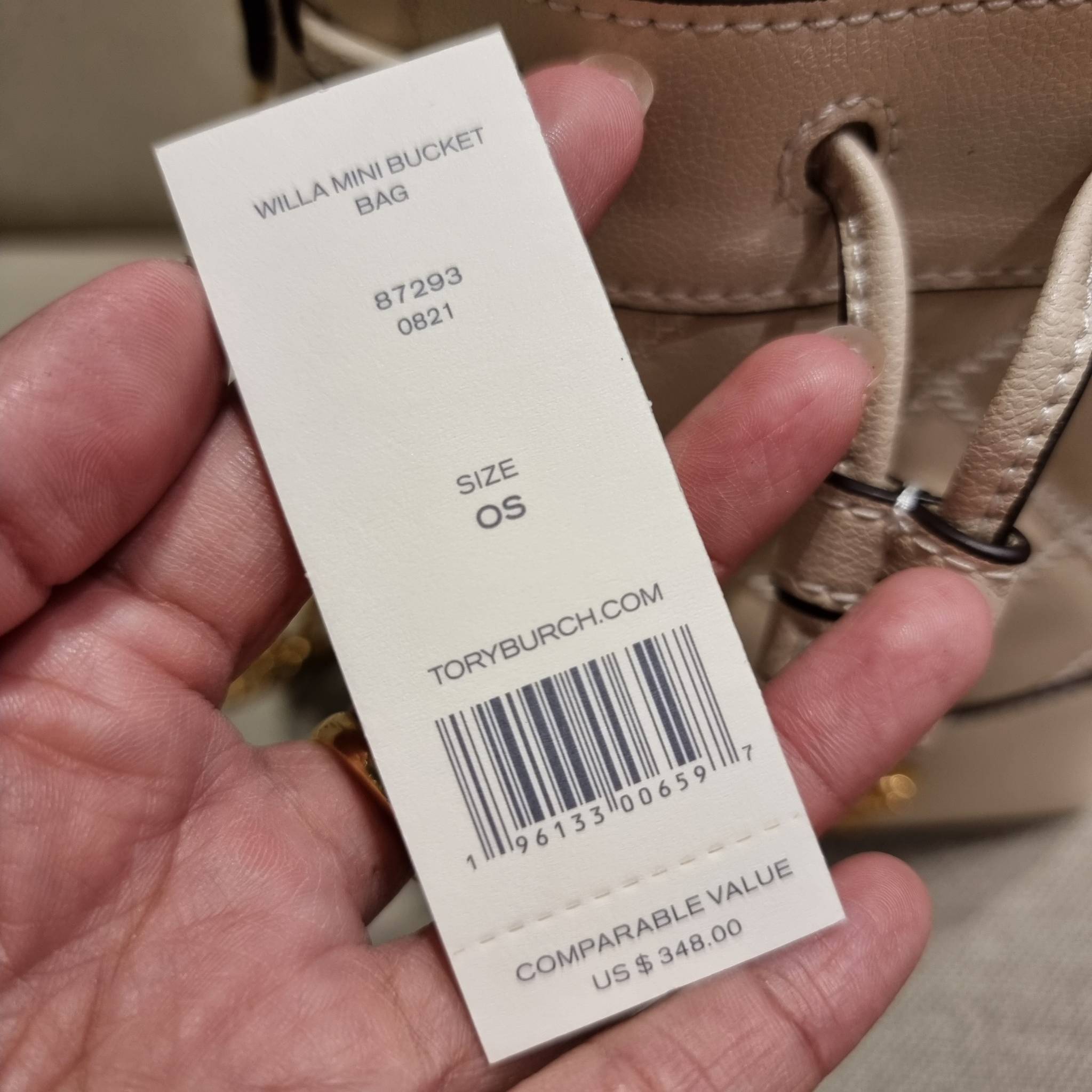 TORY BURCH WILLA MINI BUCKET BAG NEW ARRIVAL สุดปัง กระเป๋าสะพายทรงบัคเก็ต สวยผู้ดี โดดเด่นด้วยโลโก้สีทองดูหรู อัพลุคผู้ดี๊ผู้ดี วัสดุหนังแท้ ดีไซน์บุนวม เส้นคมดีเทลหรู เปิด-ปิดหนังรูดปากกระเป๋า มีหูหิ้วในตัว คล้องแขนเก๋ๆ ภายในเป็นช่องโล่ง มีช่องย่อย ใส่ข