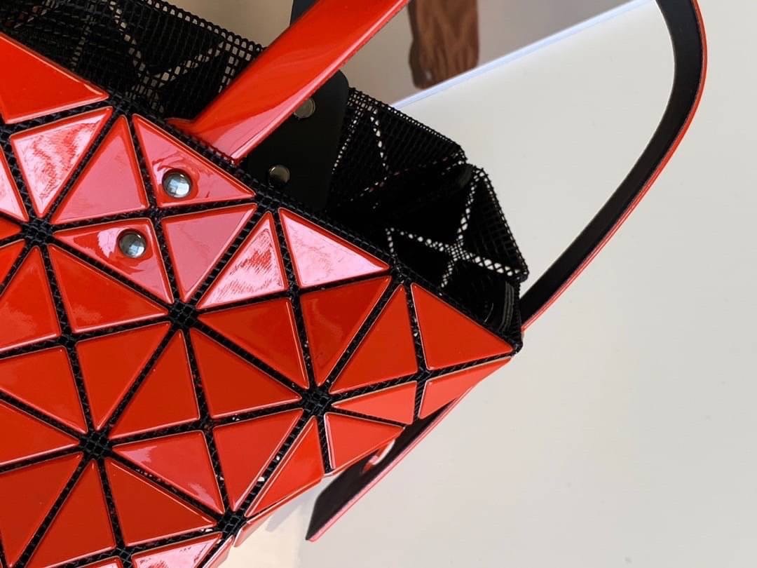 BAOBAO ISSEY MIYAKE 6x6 BLOCK TOTE BAG กระเป๋าถือทรง shopping โท้ท ลายตาราง บล็อคสี่เหลี่ยมสามเหลี่ยม ภาพสินค้าถ่ายจากงานขายจริง ใช้งานต่างประเทศได้ค่ะ