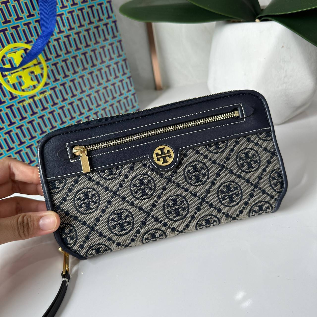 TORY BURCH T MONOGRAM JACQUARD ZIP CONTINENTAL WALLET 79383 กระเป๋าสตางค์ผ้าแคนวาสลายโมโนแกรมตัว T