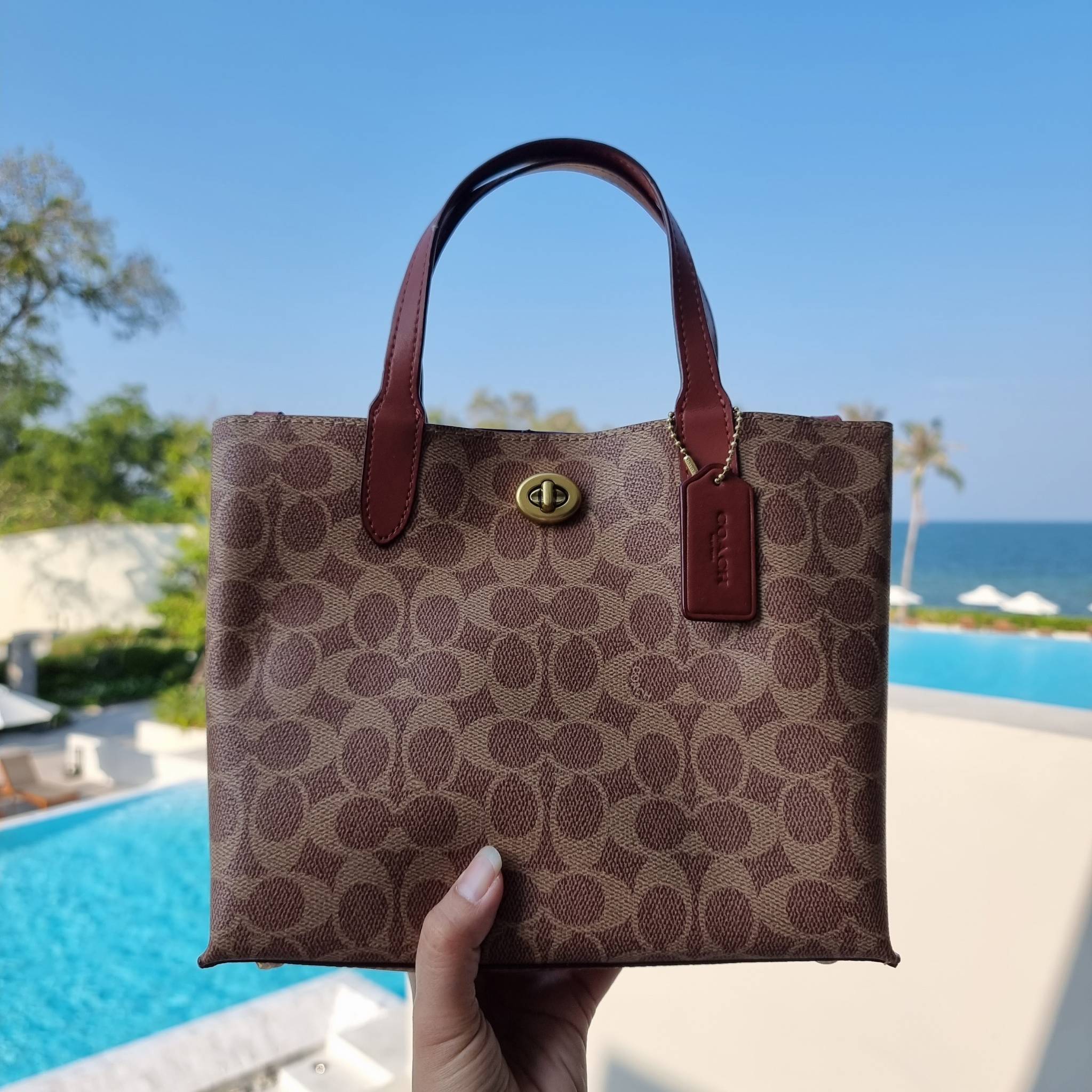 COACH C8562 WILLOW TOTE 24 IN SIGNATURE CANVAS น้องสาวลุคลูกคุณมาแล้วจ้า กระเป๋าถือ/สะพาย ดีไซน์สุดคลาสสิค ไอเท็มขายดีที่สุด ลงตัว เรียบหรู ใบจริงคือผู้ดี๊ผู้ดี ใช่ได้ทุกๆโอกาส วัสดุหนังแคนวาส ทนทาน เปิดปิดด้วยตัวบิดล็อค และอีกฝั่งเป็นกระดุมแม่เหล็ก ภายใน