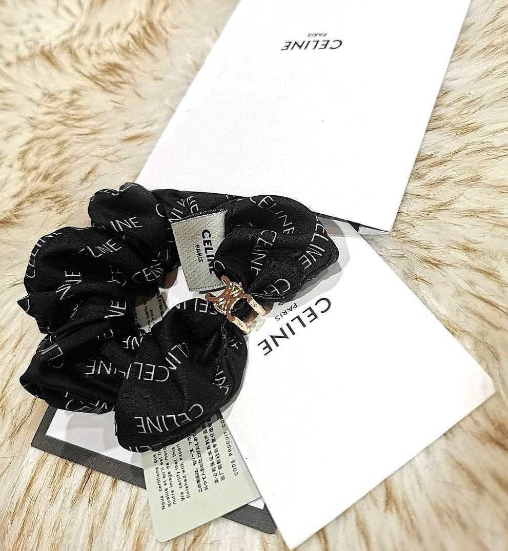 Celine Scrunchy Rayure Bracelet in Brass / CELINE BRACELET WITH TRIOMPHE GOLD AND SILK ที่รัดผมที่ไม่ใช่เพียงรัดผมแต่เป็นเครื่องประดับในสไตล์สาว LISA ที่ต้องอยู่ที่ข้อมือเท่านั้น! จนถือเป็นซิกเนเจอร์ที่โดดเด่นจนแฟนๆทั่วโลกต้องจดจำ วัสดุทอจากไหมทั้งเส้นลาย