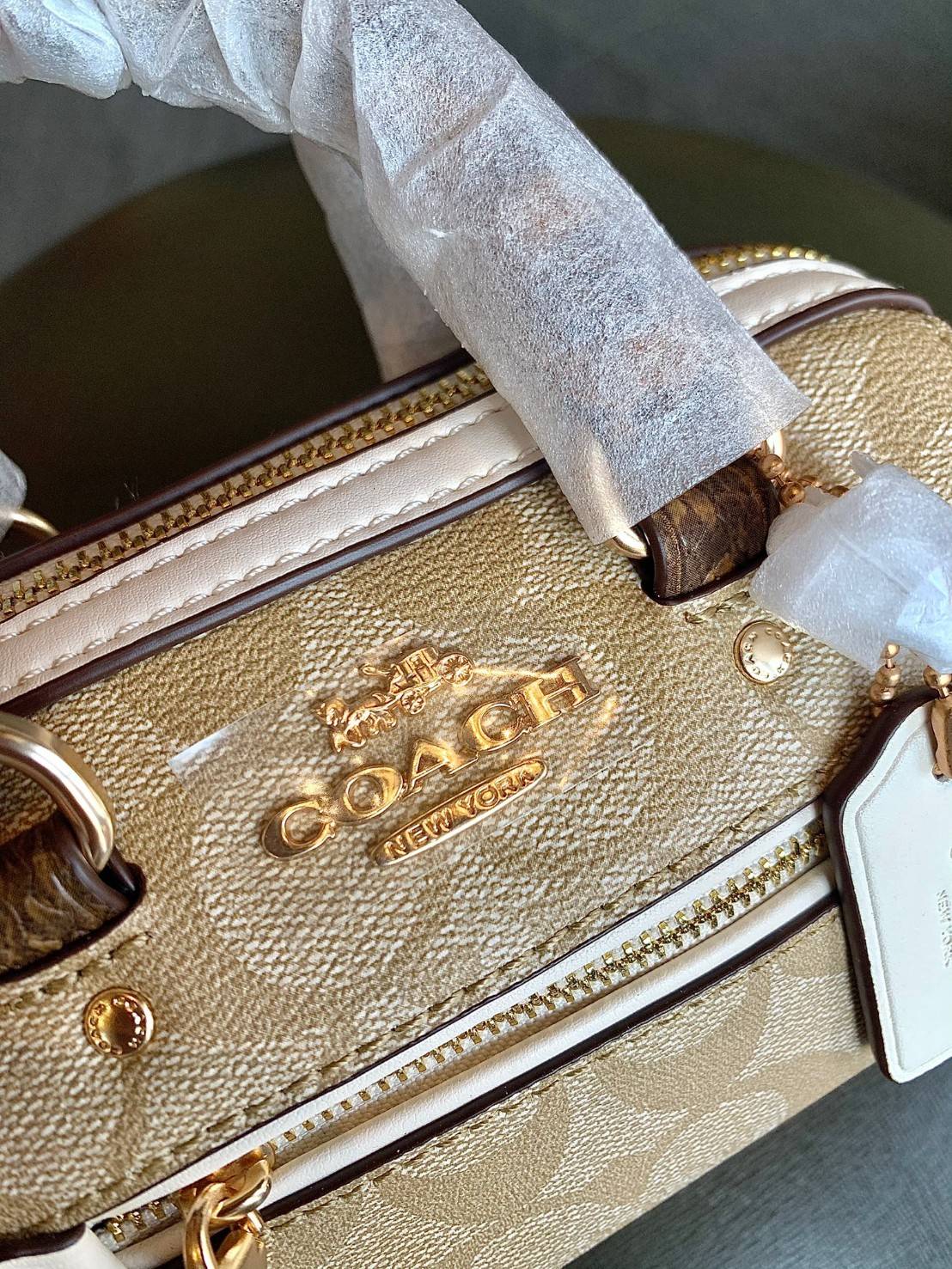 จิ๋วแต่แจ๋วไปเลยค่าา😘 COACH MICRO ROWAN CROSSBODY ((2300)) MINI พร้อมส่ง! บอกเลยสาวๆห้ามพลาด ใบจริงสวยมากๆค่ะ! กระเป๋าขนาดมินิๆ หนังCanvas ผสมหนังบายหูตรงหูหิ้วได้ลงตัวสวยวามมากๆเลยค่ะ//ด้านหน้ามีช่องซิปเล็กใส่เหรียญ เปิดปิดช่องหลักแบบซิป ภายในใส่