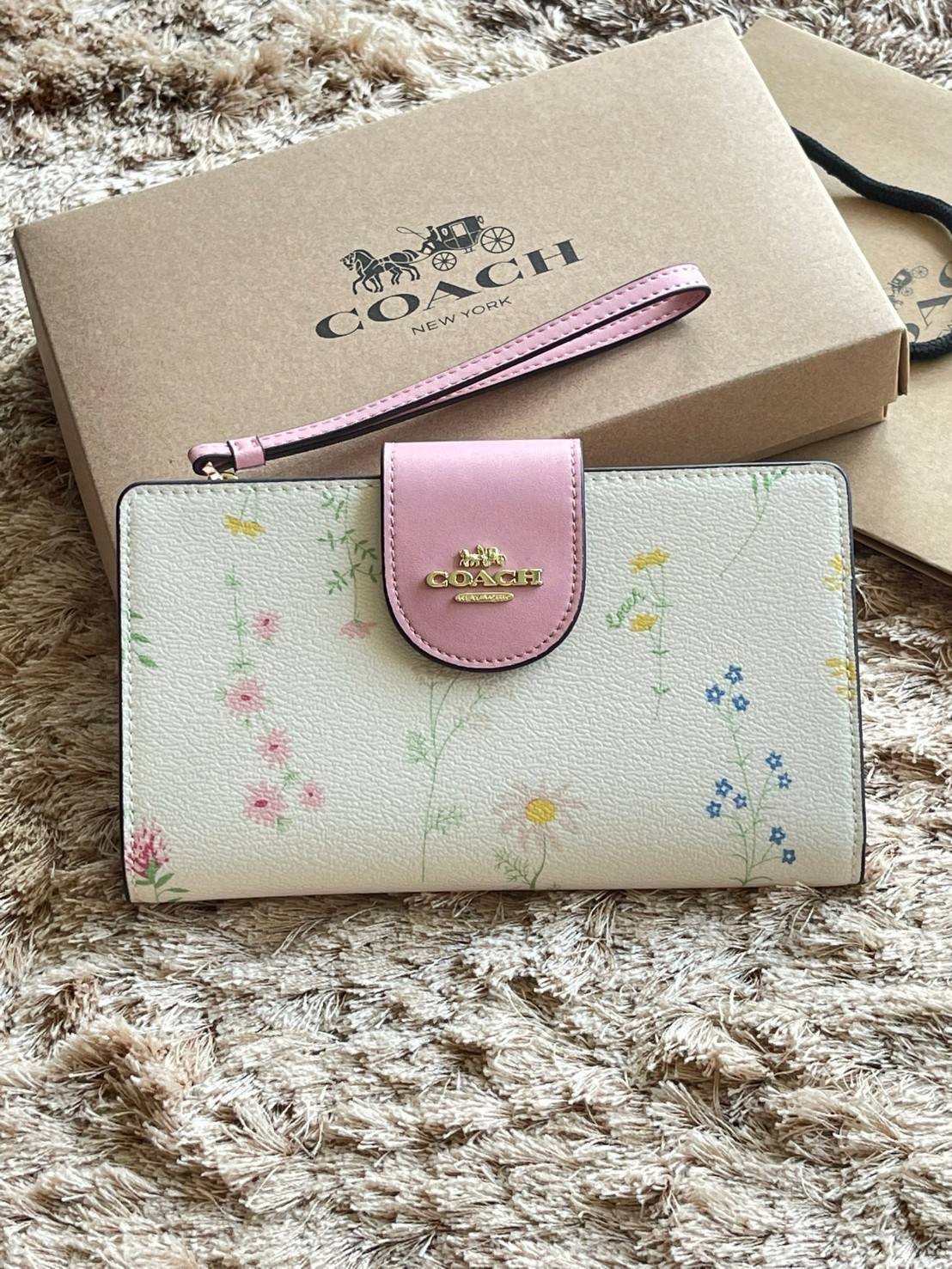 COACH TECH WALLET IN SIGNATURE CANVAS อีกหนึ่ง collection ของกระเป๋าสตางค์ที่ดีไซน์ทันสมัยให้ใช้งานได้แบบครบครัน เป็นกระเป๋าสตางค์ ที่มีช่องสำหรับใส่โทรศัพท์มือถือ ธนบัตร เหรียญ และบัตรต่าง ๆ ใช้งานแบบ2ด้าน เพิ่มความสะดวกสบายด้วยสายคล้องมือ ช่วยให้พกไปไหน