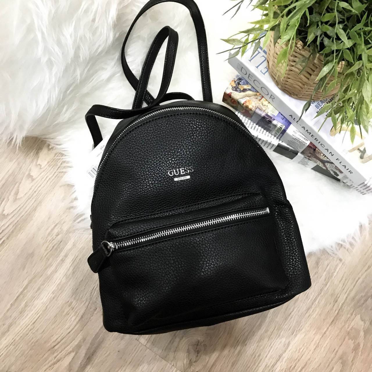 GUESS WOMAN'S FACTORY BACKPACK กระเป๋าเป้ขนาดกำลังดี วัสดุหนังแกะสังเคราะห์เนื้อนิ่ม น้ำหนักเบา มีหูหิ้ว เเละสายสะพายหลังเลื่อนปรับได้ ด้านหน้ามีโลโก้ และช่องซิป เปิดปิดด้วย ภายในกว้าง ใส่ iPad ได้ มากับราคาสุดคุ้มค่ะ