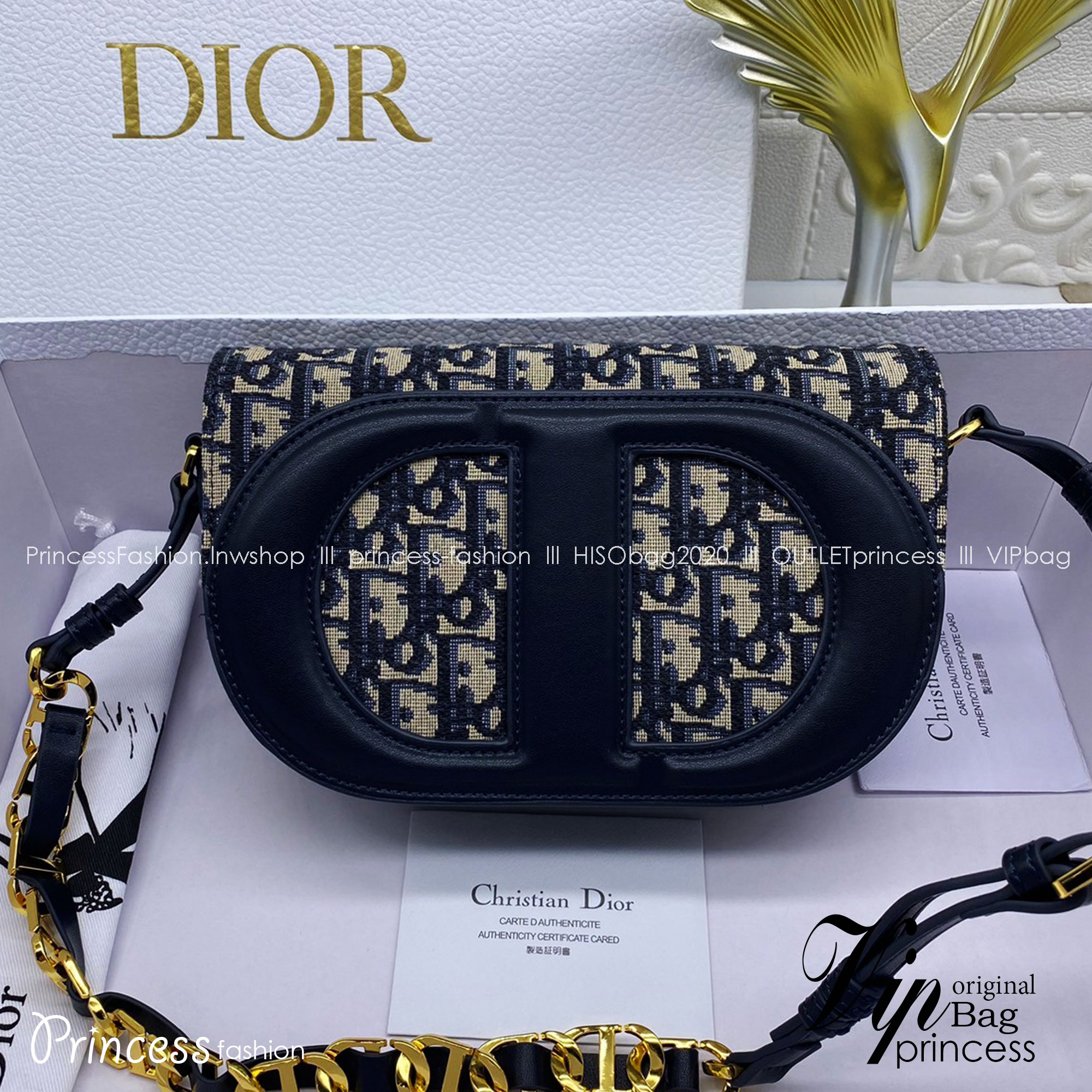 DIOR CD Signature Bag with Strap / CD OVAL CAMERA BAG / Dior Camera Bag ดีไซส์ใหม่ล่าสุด บ่งบอกถึงความหรู แต่ใช้งานได้โอกาส ใช้ได้ทั้งชายหญิง กระเป๋าสะพายทรงกล้อง ขนาดกะทัดรัด ไซส์สะพายคล่องตัว สีผู้ดีมากๆ