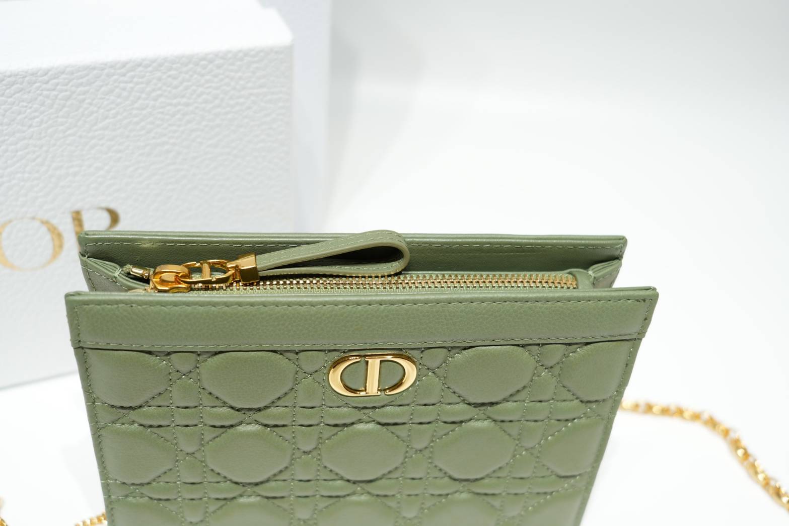 Caro Every Dior Pouch / Dior Clutch Bag Cloud Supple Cannage Leather กระเป๋าทรงคลัชพอช หนังแท้ ทรงเสนห์ผสมผสานดีไซน์ทันสมัยและใช้งานง่ายได้จริงหลายโอกาส เกรดท็อปออริ เทียบแท้ 1:1 ใช้งานต่างประเทศ