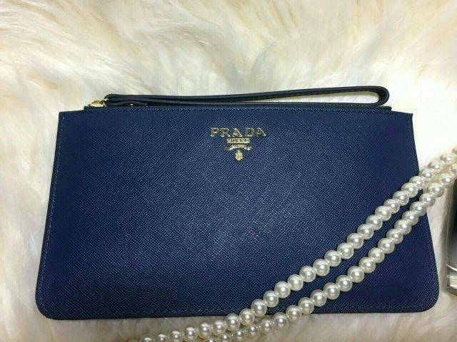 มาใหม่ค่ะ!! กระเป๋าคล้องมือสุดหรู งานพรีเมี่ยมกิ๊ฟ จากแบรนด์ PRADA ขนาดกำลังดี บนลายหนัง Saffiano โดดเด่นด้วยอะไหล่โลโก้สีทอง ปิดเปิดด้วยซิป ด้านในมีช่องใส่บัตรได้ถึง 3 ใบ ใส่ธนบัตรหรือเหรียญได้จุใจเลย รุ่นนี้ใส่ iPhone7+ได้ด้วยนะคะ แถมมีสายคล้องมือและกล่
