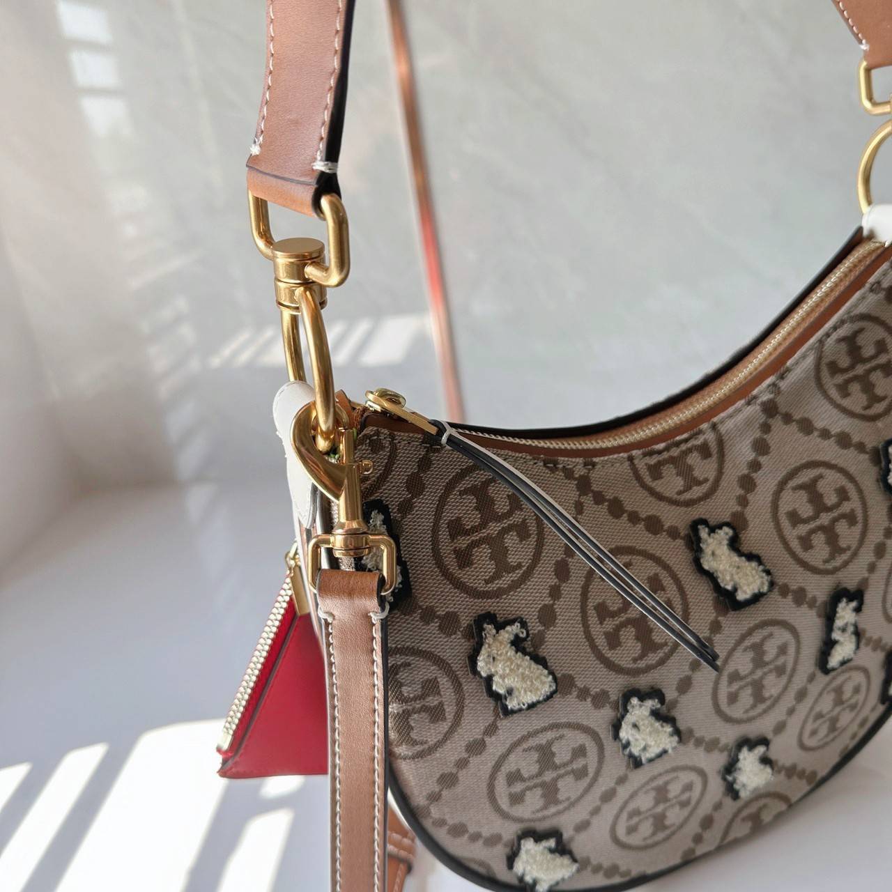 TORY BURCH Mini T Monogram Embroidered Rabbit Crescent Bag 🐇 คอลเลคชั่นกระต่ายสุดร้อนแรงแห่งปี 🥕🥕 คอลเลคชั่นทีบ่งบอกสไตล์ที่ทันสมัยทรงครึ่งวงปักลายกระต่ายบนกระเป๋าสุดน่ารัก โด่ดเด่น