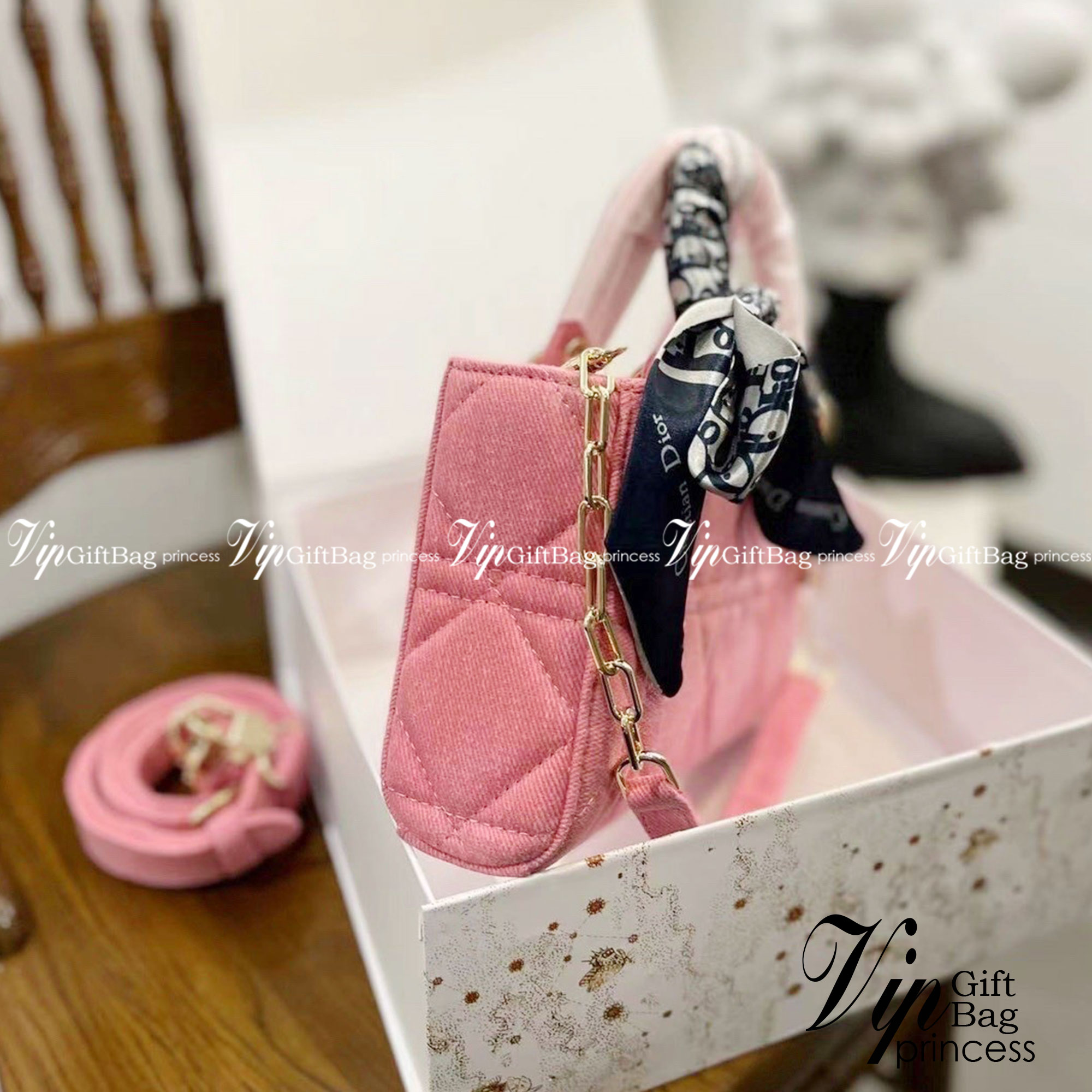 DIOR D-Joy Bag Cannage Denim / Dior Lady Bag กระเป๋าสะพายดิออร์ใบนี้คือราชนิกุลมากแม่ความเลดี้ดิออร์ที่เกินต้าน งานชนช้อปปังสุด ถือสลับแท้ไม่โป๊ะแน่นอน ราคาเบาสุด ภาพถ่ายจากงานจริง สวยเหมือนในรูป พร้อมส่งที่ไทย