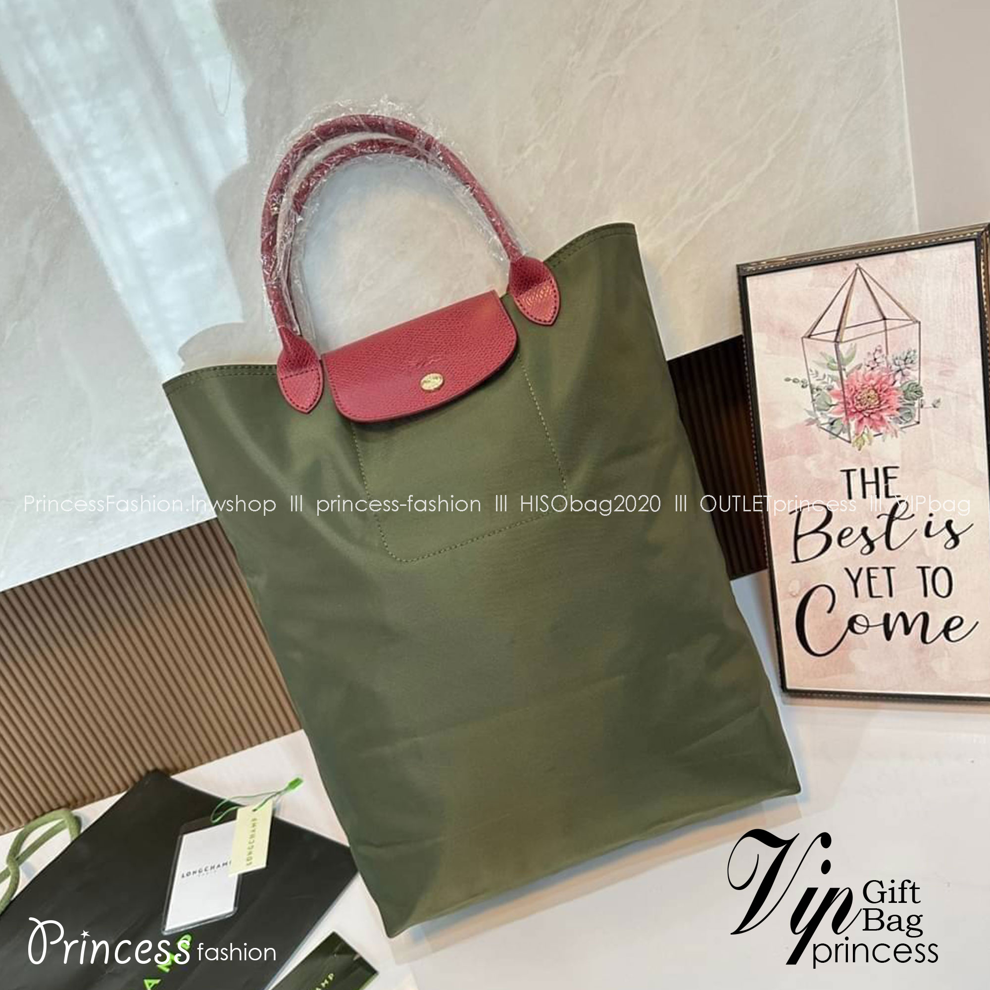 LONGCHAMP LE PLIAGE RE-PLAY TOP HANDLE BAG สินค้ารุ่นลิมิเต็ด collection สุดปัง ซื้อใบเดียวเหมือนได้2 ใบ กระเป๋าสะพายแนวตั้งที่กว้างขวาง มีเอกลักษณ์เฉพาะตัวแต่มีดีไซน์ที่น่าดึงดูด