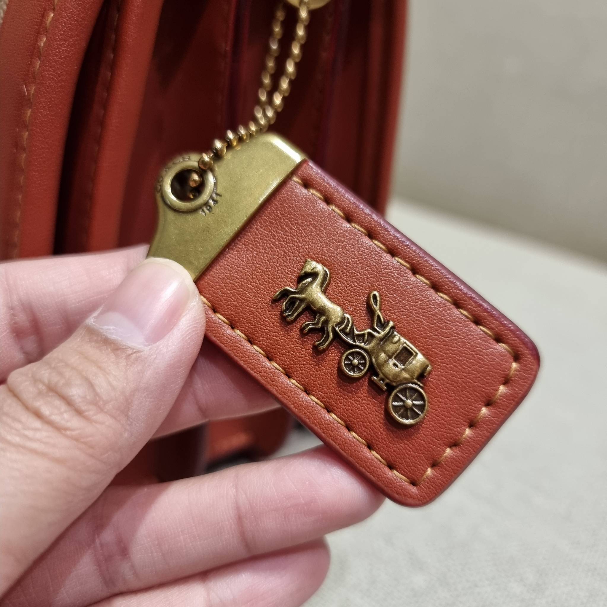 COACH C8449 HERO SHOULDER BAG / COACH C8450 HERO SHOULDER BAG IN SIGNATURE CANVAS ดีไซน์ใหม่ล่าสุด ที่มาพร้อมความหรูยกระดับ กระเป๋าถือ/สะพายข้าง ออกแบบทรงสวย คลาสสิค ขนาดกำลังพอดี ไม่ว่าจะถือ หรือสะพายสายครอส ก็ดูดีแบบไม่ต้องแต่งเติม วัสดุหนังแท้เต็มใบ ฝา