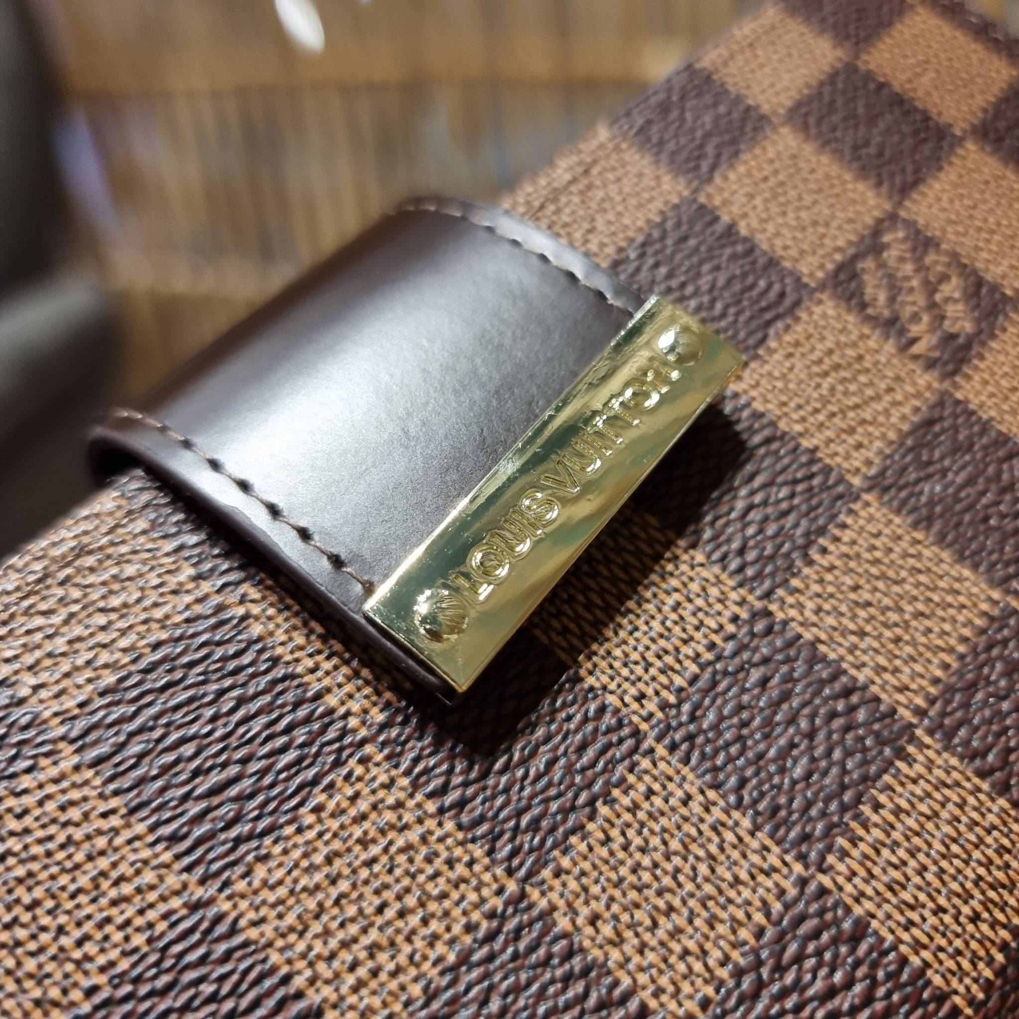 VIP 】ได้เวลาเปลี่ยนกระเป๋าสตางค์รับทรัพย์กันแล้ว!! LV vip wallet กระเป๋าสตางค์พรีเมี่ยมกิ๊ฟ เป็นไอเท็มหายาก ที่สาวๆต้องว้าว!! ใบยาวขนาดกำลังเหมาะมือ ถือแล้วขับผิวทุกสี วัสดุหนังแคนวาส ทนทาน เปิด-ปิดด้วยกระดุม ภายในมีช่องใส่บัตรเยอะมาก แบ่งสัดส่วนสวย ใส่ธน