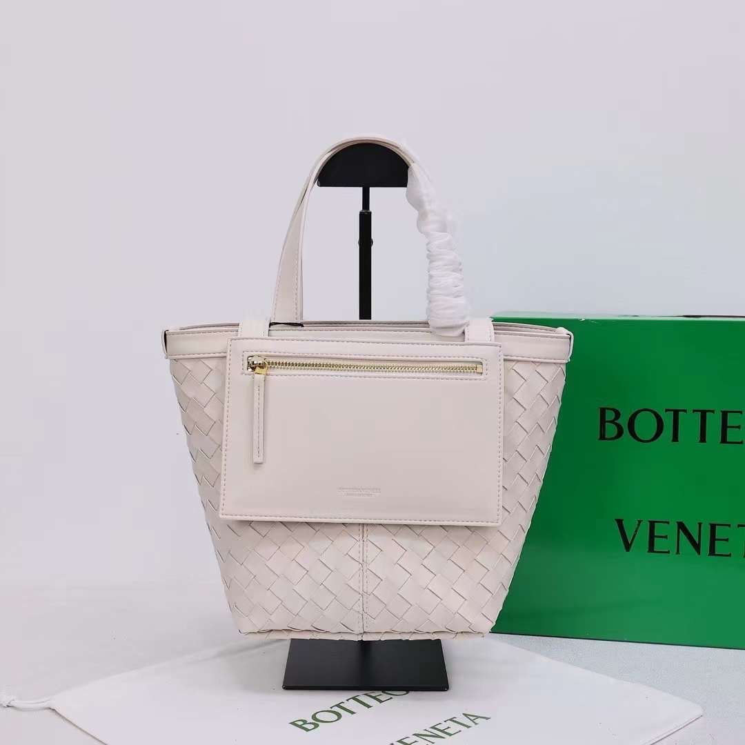BOTTEGA Small Flip Flap Tote bag soft Intrecciato leather with zippered pocket กระเป๋าทรงโท้ทดีไซน์สานเป็นเอกลักษณ์หรูหรา จุของได้เยอะ เกรดออริ สลับแท้ 1:1 ใช้งานต่างประเทศได้