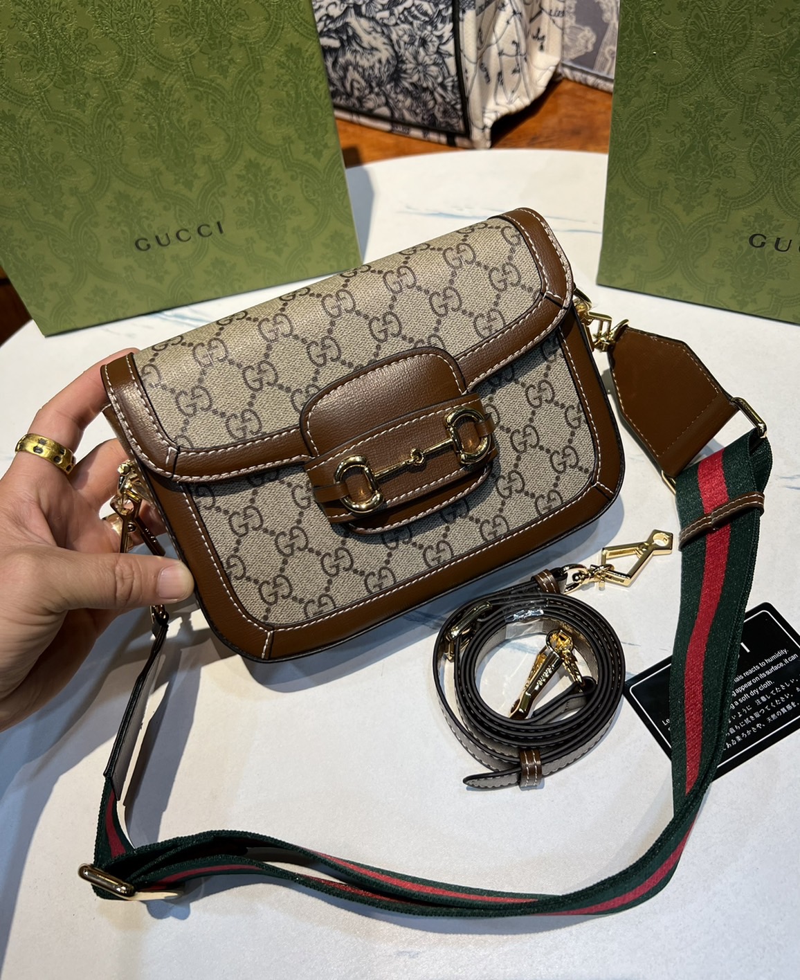 หนังแท้ GUCCI Horsebit 1955 mini bag GG Supreme canvas ที่สุดของรุ่นที่ฮอตหนักมาก คอลเลคชั่นที่ยอดขายดีตั้งแต่วันแรกที่ลง shop ด้วยรูปทรงที่กะทัดรัด ตอบโจทย์ได้ทุกลุค ทุกไลฟ์สไตล์ ใช้งานได้ง่ายคล่องตัว เรียกได้ว่าใครไม่มีได้ยังไง สวยขนาดนี้!!
