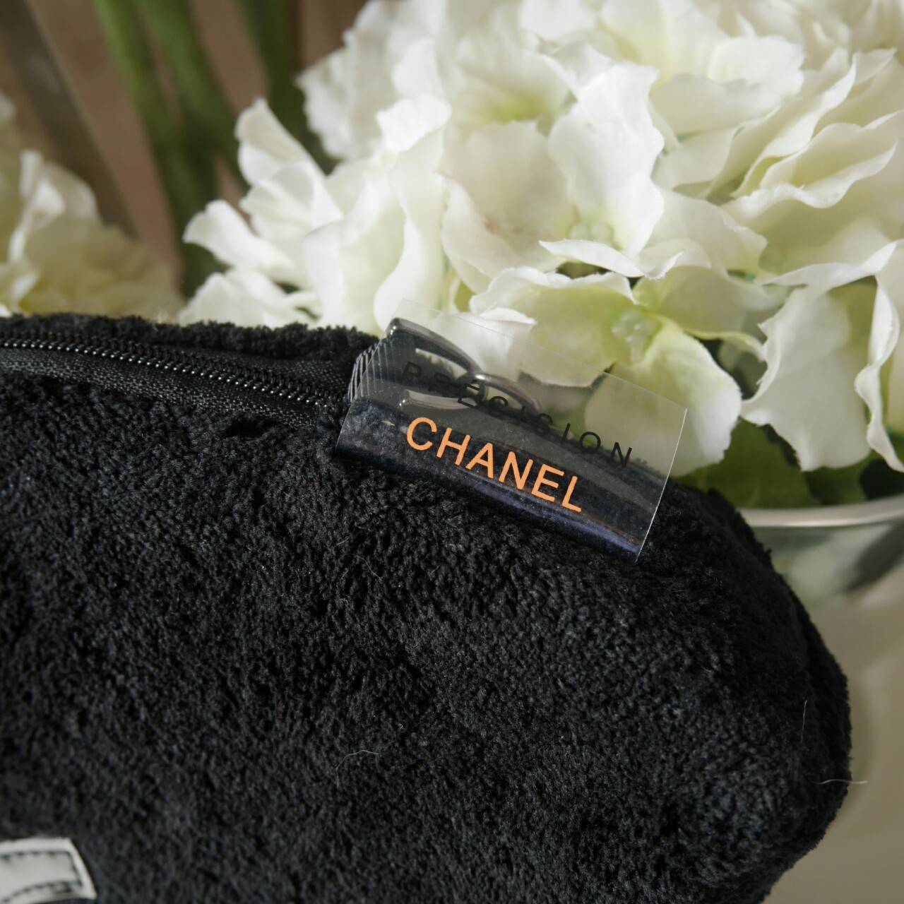 New Arrival!! อีกหนึ่งทรงขายดี กับรุ่นนี้คะ Chanel Precision wolf crossbody bag with chain กระเป๋าทรงโดมผ้าวูฟขนนุ่มเต็มใบ ด้านหน้าปักโลโก้CC หนังแก้วสวยหรู ด้านในเปิดปิดด้วยซิปบุผ้าสีแดงปั้มแบรนด์สวยหรู สายโซ่อะไหล่รมควัน ถอดถือเป็นคลัชต์ออกงานได้! 2IN1 