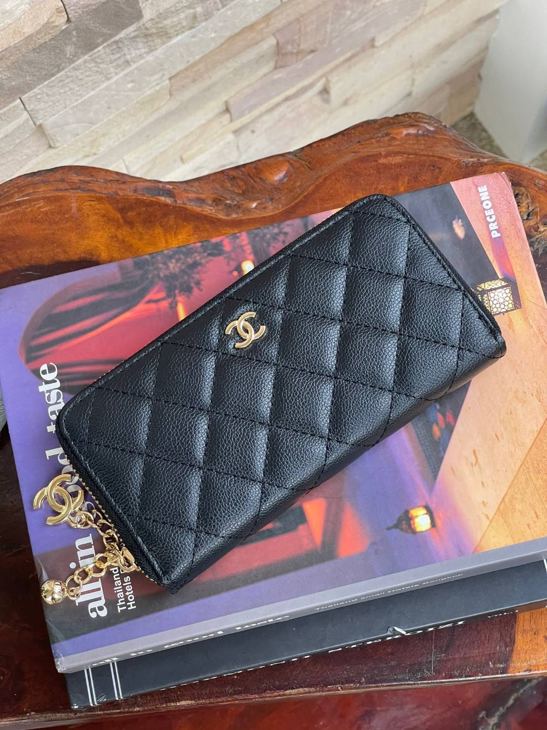 Chanel Caviar Zippy Long Wallet เป็นกระเป๋าสตางค์ที่ใช้งานอย่างง่ายแสนง่าย มาในรูปอบบซิปรอบ ที่มีดีเทลตรงหัวซิปเป็นอะไหล่โลโก้สีทอง เพิ่มดีกรีความน่ารักเข้าไปอีก ภายในพร้อมช่องใส่ธนบัตร ช่องซิปสำหรับใส่เหรียญ และช่องสำหรับใส่การด์ต่างๆ นอกจากนั้นด้านหน้าก