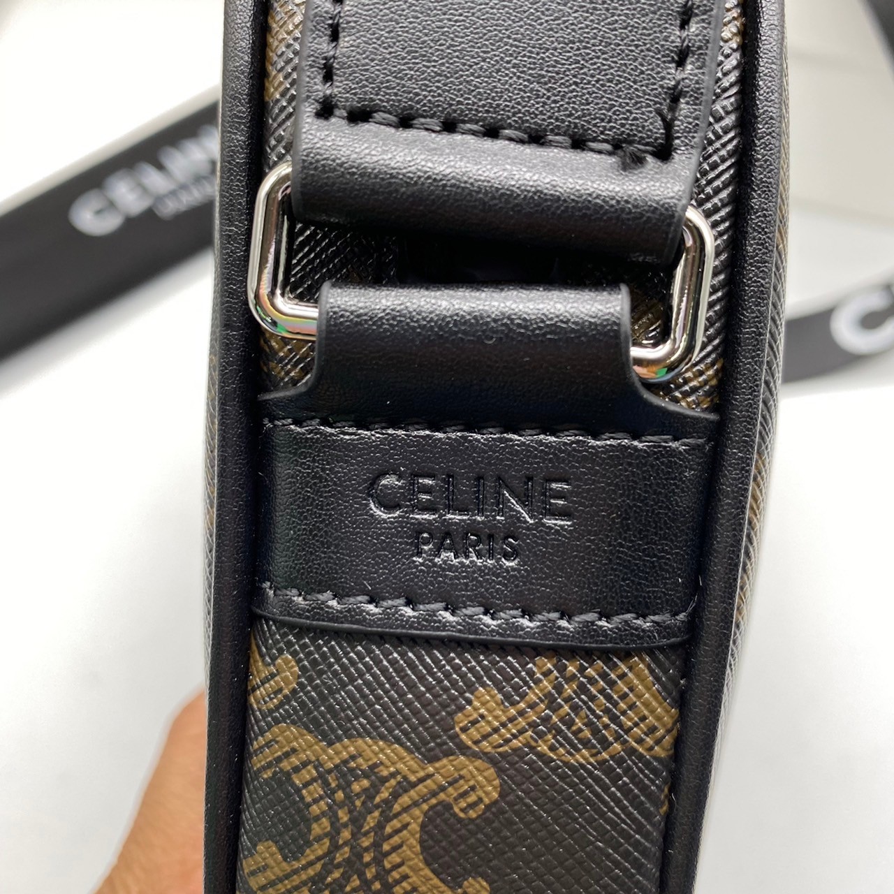 CELINE Medium Messenger bag in Triomphe Canvas / Celine Camera Bag กระเป๋าทรงครอสบอดี้ ใช้ได้ทั้งชายหญิง ขนาดกลางกำลังดี น้ำหนักเบา รูปทรงใช้งานง่าย ภาพสินค้าถ่ายจากงานขายจริง ใช้งานต่างประเทศได้