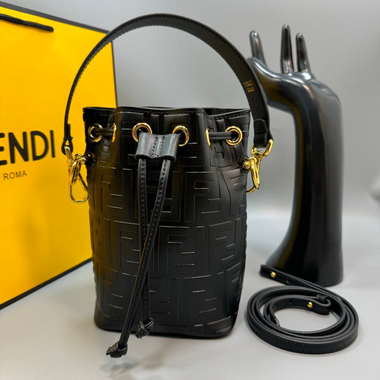 พร้อมส่ง 3 สี FENDI Mon Tresor Black leather mini-bag / FENDI Bucket Bag กระเป๋าสะพายทรงบัคเก็ตงานหนังเต็มใบ ไซส์มินิ เกรดออริ สลับแท้ 1:1