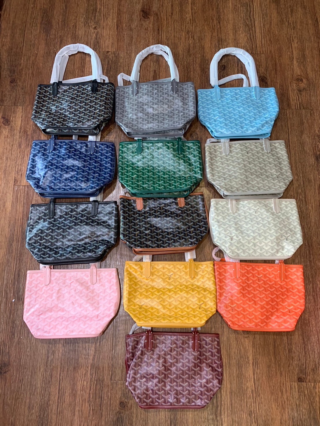 9 สี GOYARD ANJOU TOTE MINI / Goyard Mini Tote เกรดออริจินอลสลับแท้ ใช้งานต่างประเทศได้ ฮอตไอเท็ม กับกระเป๋าสะพายทรงโท้ท ไซส์มินิ กะทัดรัด มาครบสีขายดี เลิศทุกสี รูปทรงคลาสสิค ดีไซน์เป็นเอกลักษณ์ ใช้งานได้หลากหลาย