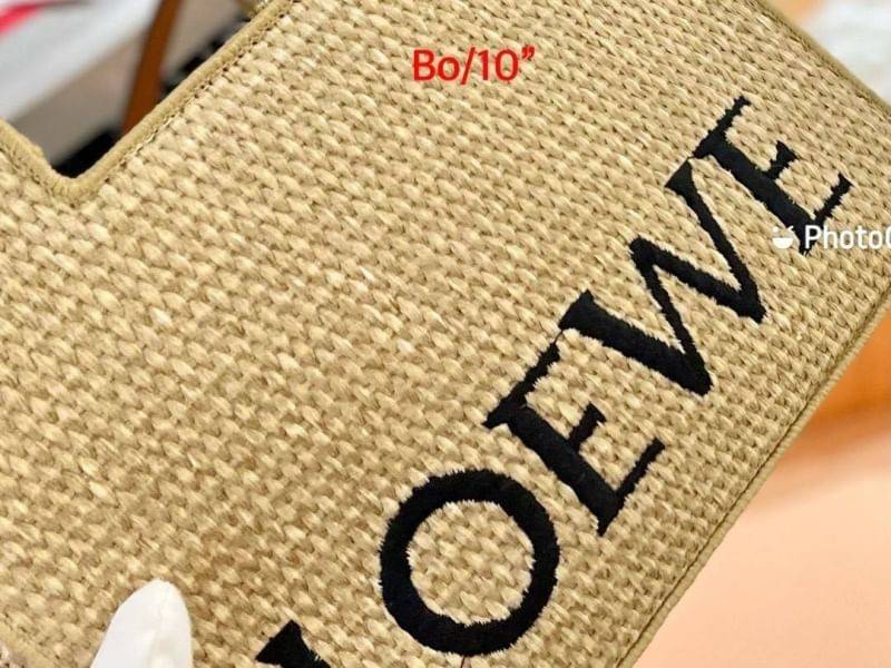 LOEWE logo raffia tote bag / Loewe Tote Bag กระเป๋าโท้ท รูปทรงสวยงามสานเต็มใบ และยังโดดเด่นด้วยโลโก้ สีโทนอุ่น ทำให้ไอเท็มนี้ ภายในกระเป๋าใหญ่โล่งกว้าง ใบนี้เหมาะกับสายแฟชั่นมากๆ