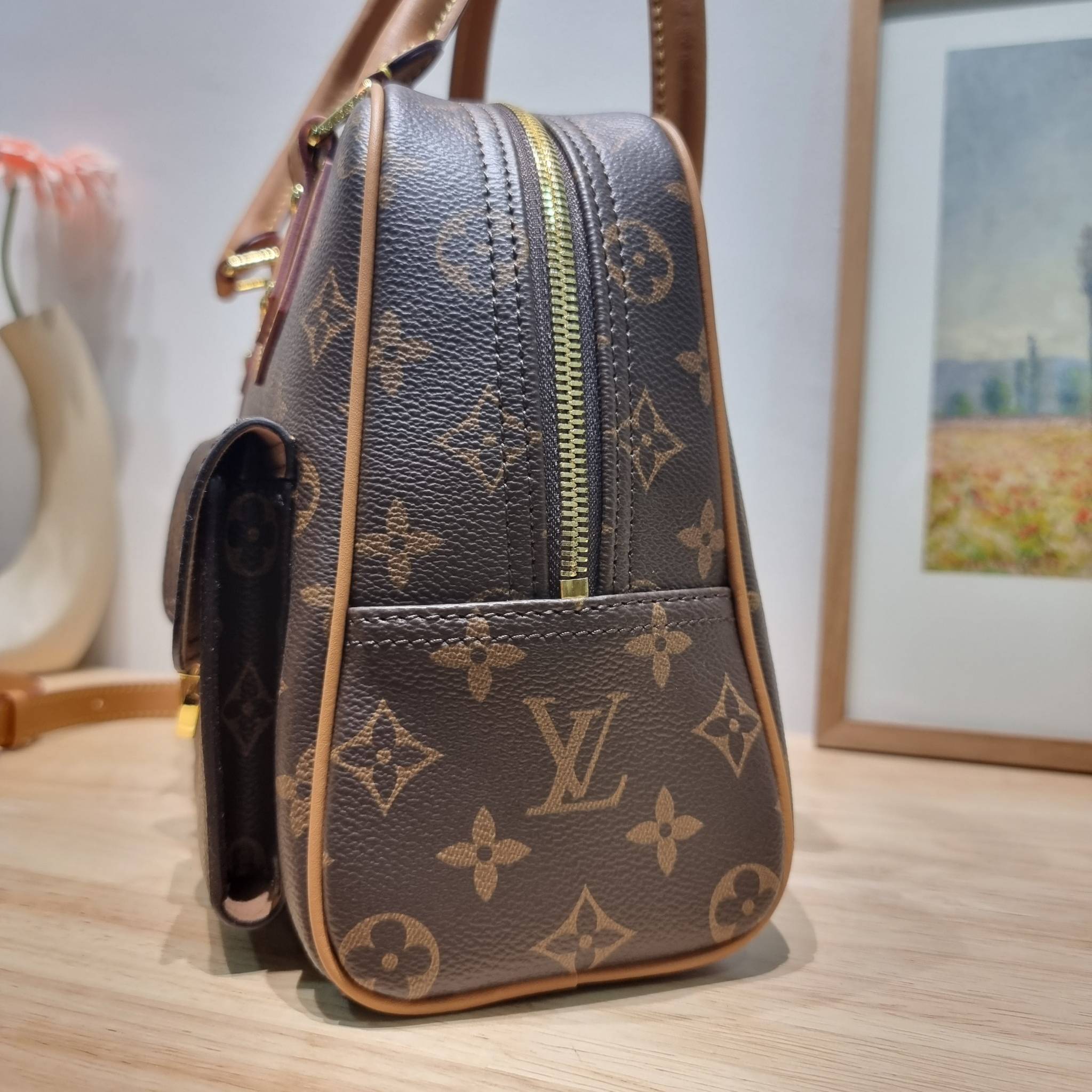 LV Manhattan Pm Monogram Handbag / LV MANHATTAN HANDBAG กระเป๋าถือทรงผู้ดี คลาสสิค สวยหรู ไซส์กำลังสวย ราคาแสนดี ดีไซน์ตกแต่งกระเป๋าเล็กด้านหน้า ใส่ของจุกจิกได้
