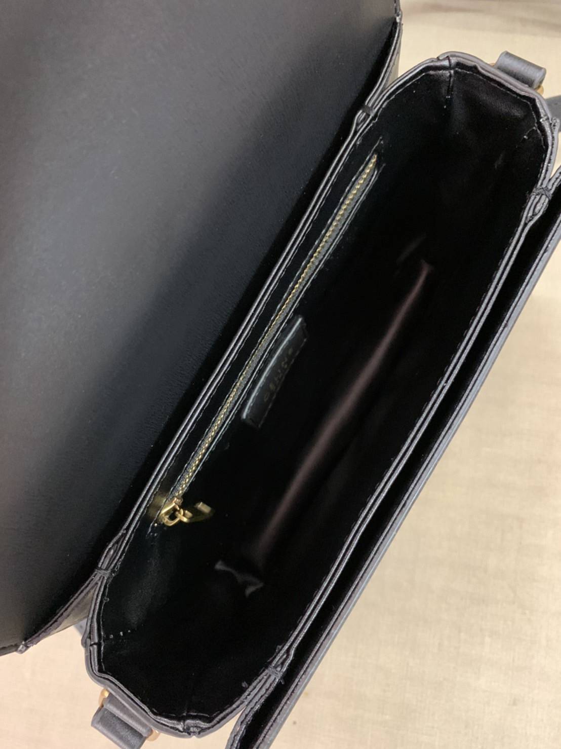 CELINE Medium Triomphe Bag In Shiny Calfskin Medium Triomphe Bag In Shiny Calfskin GIFT WITH PURCHASE (GWP) พรีเมี่ยมกิ๊ฟ Limited Edition จาก CELINE PERFUME DUTY FREE COUNTER วัสดุหนังแท้ (Calfskin) ซับในเป็นหนังแกะ (Lambskin) รูปทรงสี่เหลี่ยมผืนผ้า ขนาดก