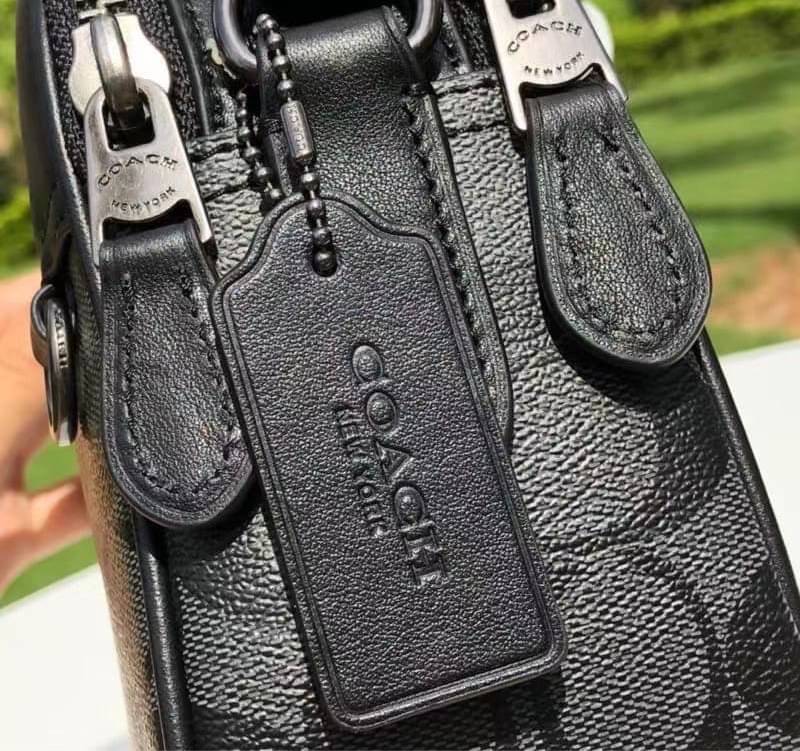 COACH GRAHAM CROSSBODY IN SIGNATURE CANVAS (COACH C4149) กระเป๋าครอสบอดี้รุ่นยอดฮิตสำหรับหนุ่มๆ ที่สาวๆก็ใช้ได้!! รูปทรงดีไซน์คลาสสิค ใช้งานสะดวก วัสดุหนังแคนวาสเคลือบลาย เปิด-ปิดด้วยซิป ภายในเป็นช่องโล่ง ใส่ของสำคัญได้ครบ สายสะพายปรับได้ตามตัว มีมาให้ช้อ