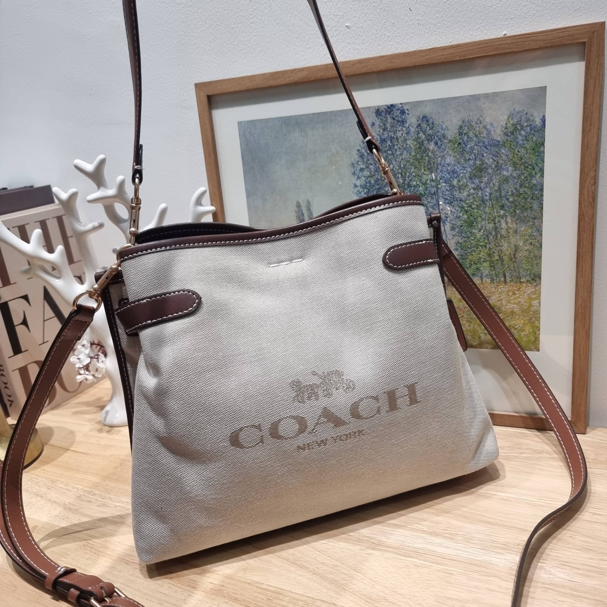 COACH CH190 HANNA SHOULDER BAG น้องใหม่ เรียบหรู ดูแพง กับกระเป๋าสะพายไหล่ทรงสวย โทนสีคลาสสิค ดีไซน์ตกแต่งสายคาดจับจีบข้างกระเป๋าเพิ่มดีเทล มาพร้อมหูจับถอดแยกได้