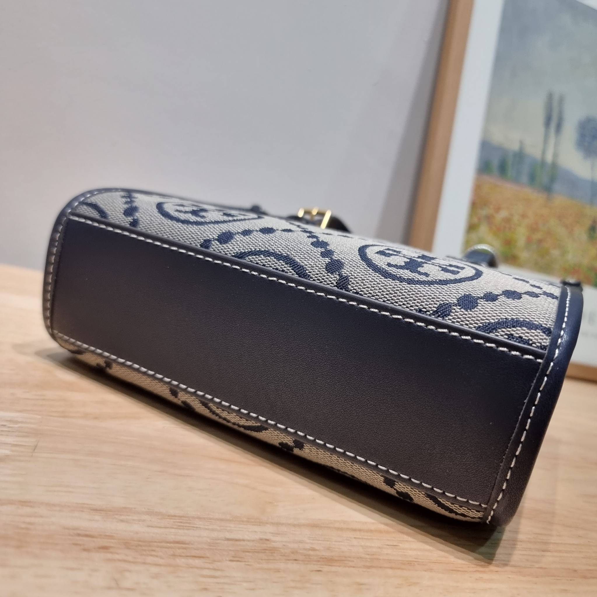 TORY BURCH MINI T MONOGRAM SQUARE TOTE รุ่นใหม่ล่าสุด คิ้วท์กว่าใคร! กับไอเท็มโมโนแกรมสุดฮิต กระเป๋าทรงโท้ทไซส์มินิ น่ารักน่าใช้มากๆ ให้คุณได้เพลิดเพลิน และคล่องตัวมากๆ