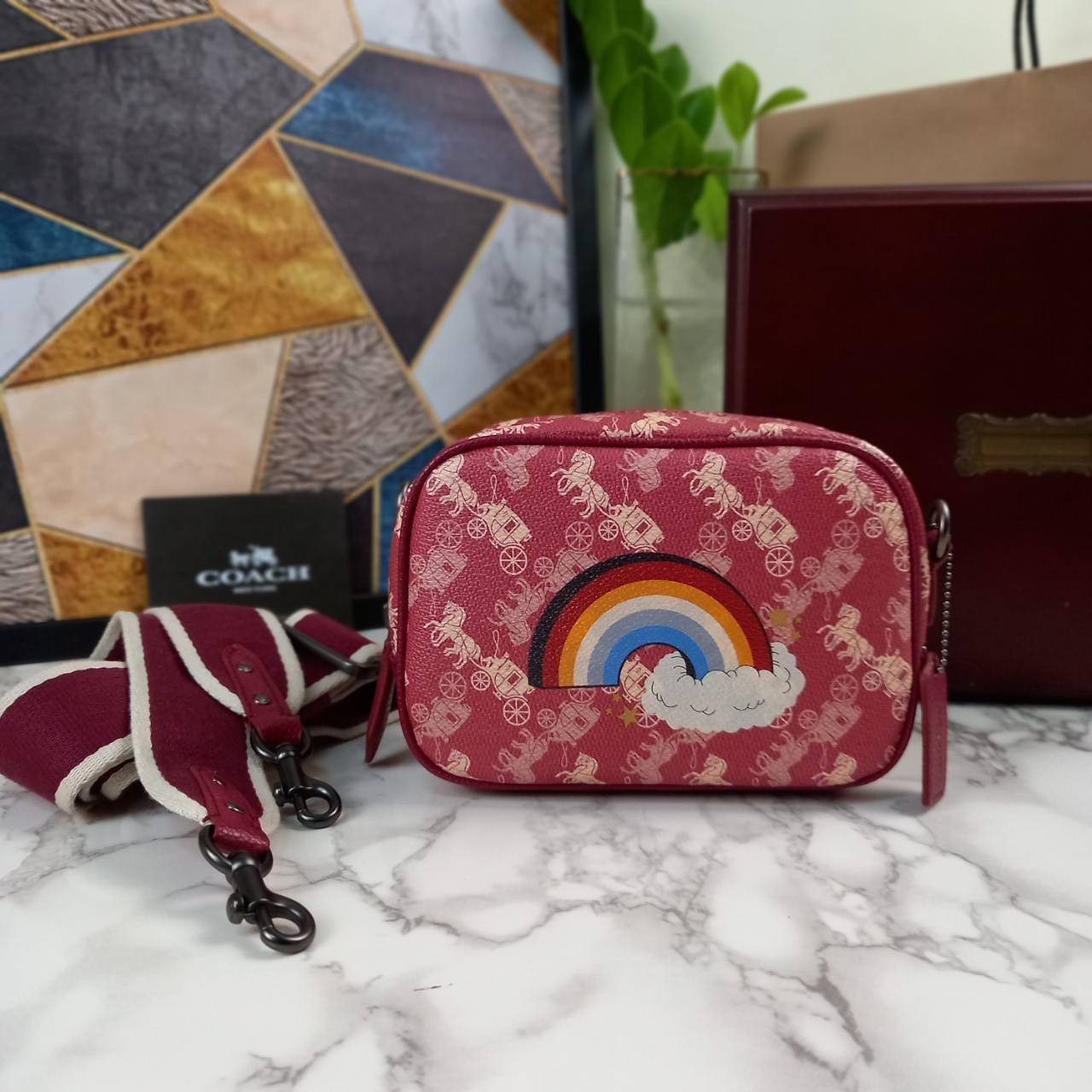 COACH Camera Bag 26, rainbow-red pattern COACH Camera Bag 16 With Horse And Carriage Print and Heart OXBLOOD (F79369 F88264) 🍁น่าใช้มากมาย รุ่นนี้มาพร้อมสายสปอร์ตใหญ่ ถอดเก็บได้ ปรับระดับได้ หนาแน่น ทนทาน จุของได้เยอะพอสมควร //วัสดุแคนวาส