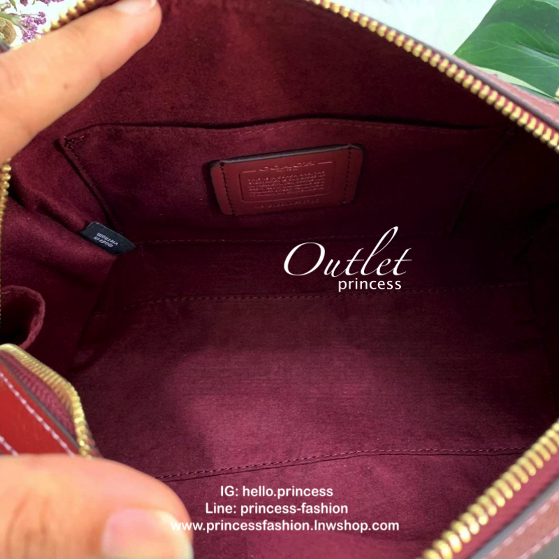 COACH ZOE BARREL SATCHEL IN SIGNATURE BAG กระเป๋าถือ/สะพายข้าง วัสดุหนังแกะแท้อย่างดี ลาย C ทั้งใบ ด้านหน้าห้อยอะไหล่กุญแจแบรนด์+พวงหนังแบรนด์ เพิ่มความหรู เปิดปิดกระเป๋าแบบซิปคู่ ภายในกว้างใส่ของได้จุ มีช่องโล่งใส่ของจุกจิกให้ ซับในบุผ้ากึ่งกำมะหยี่อย่าง