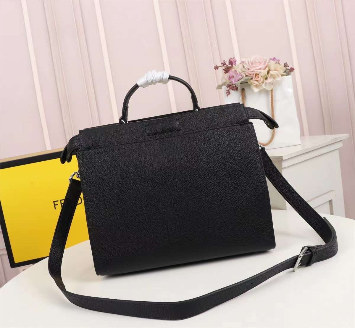 FENDI Monster Bag 30cm หนังคาเวียร์ เกรดเทพออริจินอล กระเป๋ายอดนิยมของแบรนด์ ดีไซน์สวยเรียบหรูแฝงด้วยความเก๋ สามารถสะพายหรือถือ เหมาะสมกับวัยรุ่น สะดวกในการพกพาไม่ว่าสาว ๆ จะไปเที่ยวต่างจังหวัด ต่างประเทศหรือแม้กระทั่งทำกิจกรรมแอดเวนเจอร์ต่าง ๆ ก็ไม่ทำให้