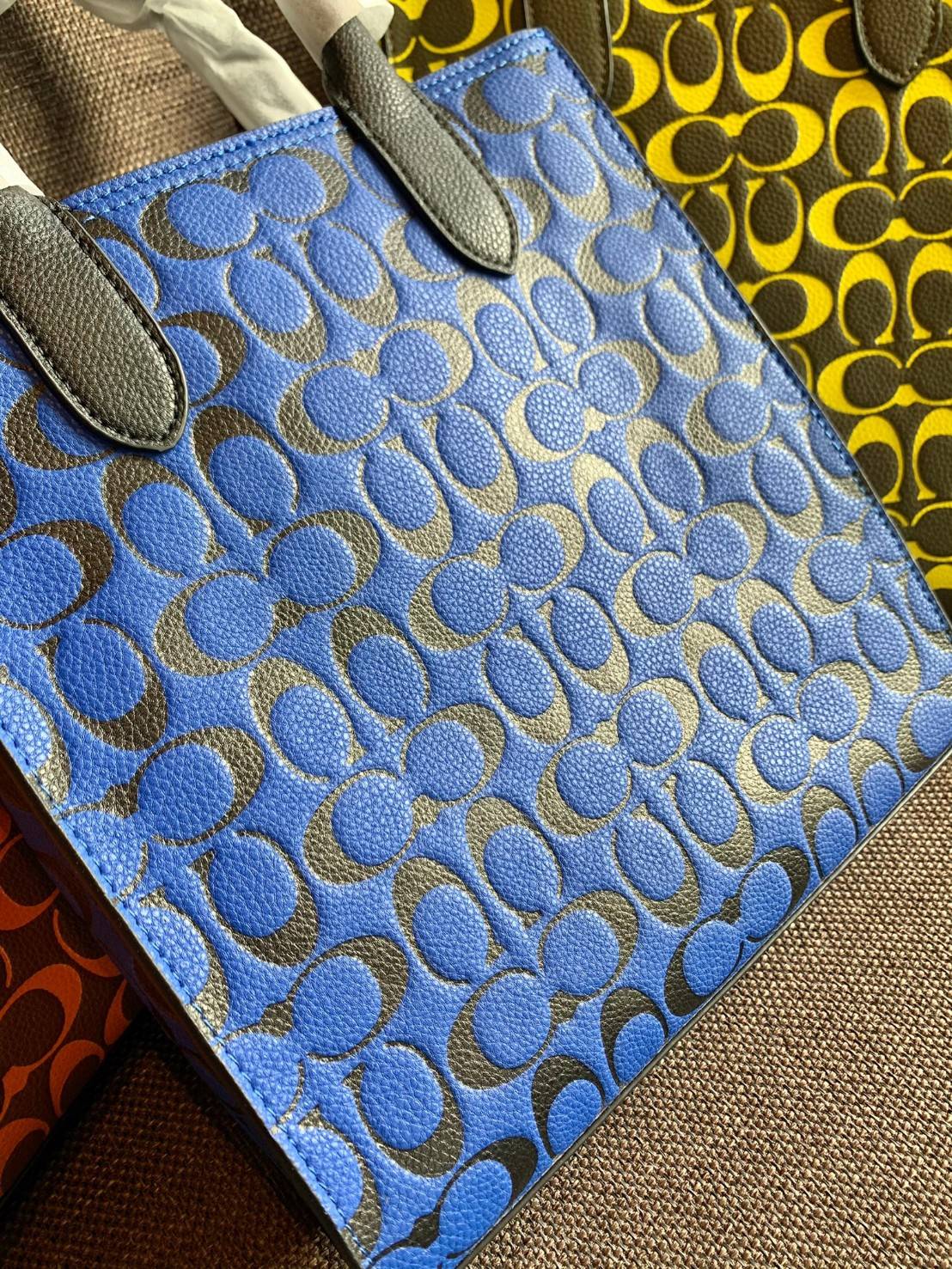 COACH COLORFUL GOTHAM TOTE SIGNATURE ((CA814)) รุ่นนี้ใช้ได้ทั้งผู้ชายและผู้หญิง ขนาดกลางๆกำลังสวยเลยค่ะ ใหม่ล่าสุด ก่อนใคร! กับกระเป๋าที่รังสรรค์สีออกมาได้สดใส เรียกได้ว่าจัดเต็มในเรื่องสีมีเดียวค่ะ หนังแท้ ลายหนังสวย บวกกับโลโก้แบรนด์ทั้งใบที่ลงลายสีได้