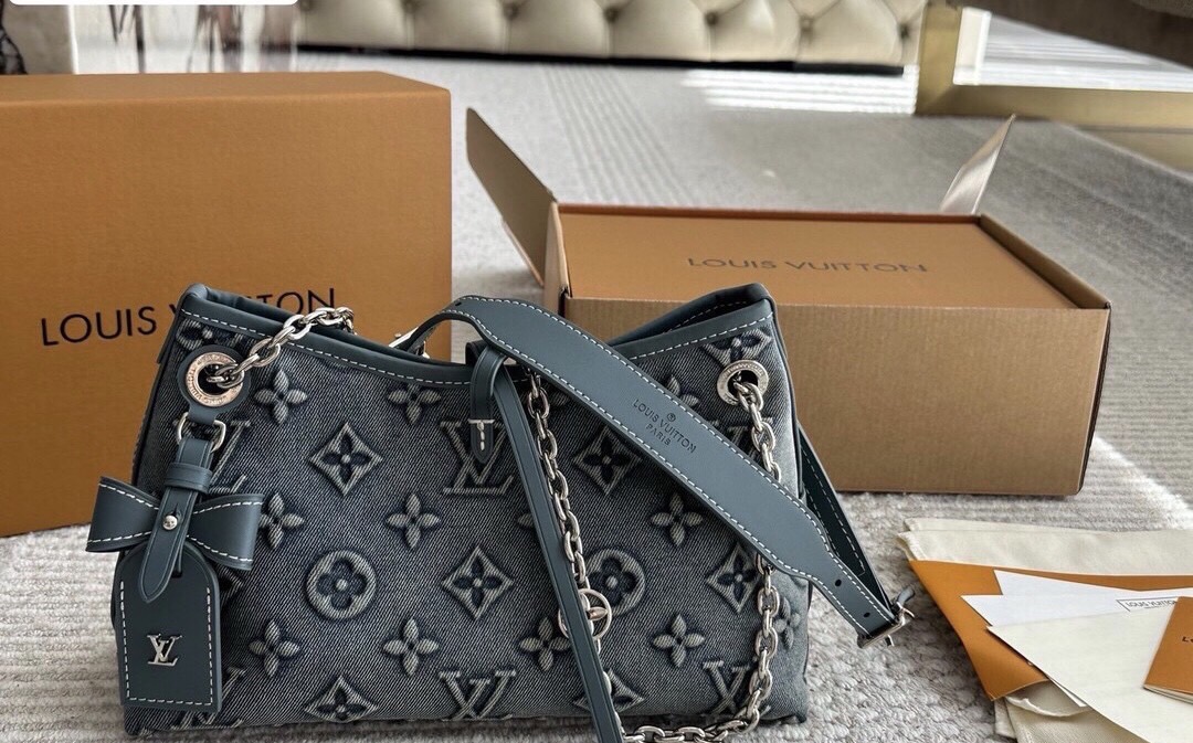 LV CarryAll BB Monogram Denim Bag กระเป๋าสะพายสุดไอคอนิกผสานสไตล์ล้ำสมัยเปี่ยมฟังก์ชัน ไซส์ใหม่ล่าสุด กะทัดรัดใช้งานได้คล่องตัวมากขึ้น เดนิมซีดสไตล์วินเทจ ปั้มนูนโลโก้ลายโมโนแกรม