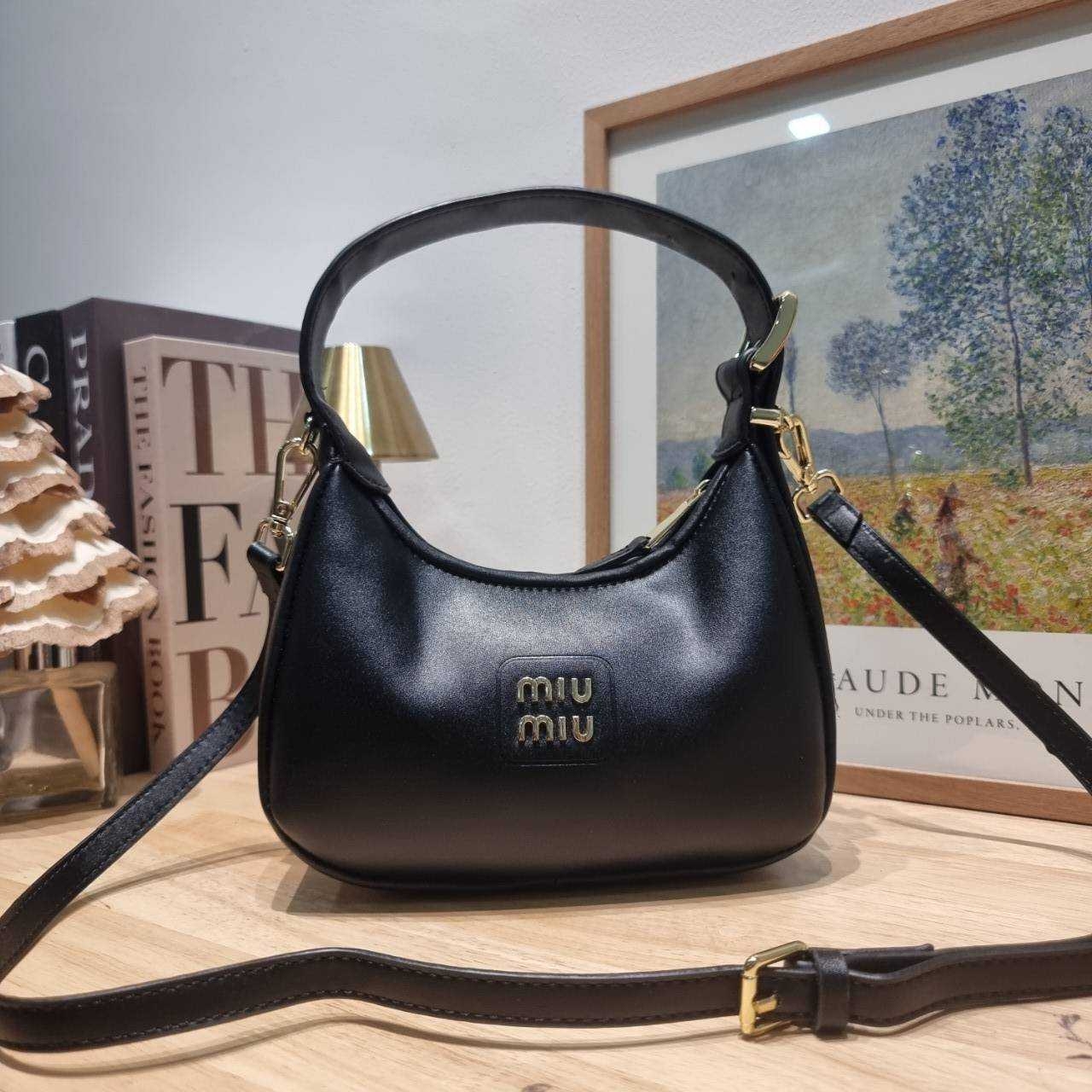 MIU MIU ZIP LEATHER TOP HANDLE BAG กระเป๋าสะพายไหล่/สะพายข้าง ทรงเก๋ ใช้งานง่าย เรียบหรูดูลัคชูสุดๆ